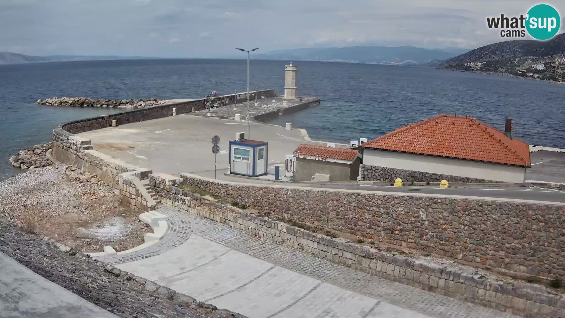 Spletna kamera Senj pristanišče – Pogled na valobran in svetilnik