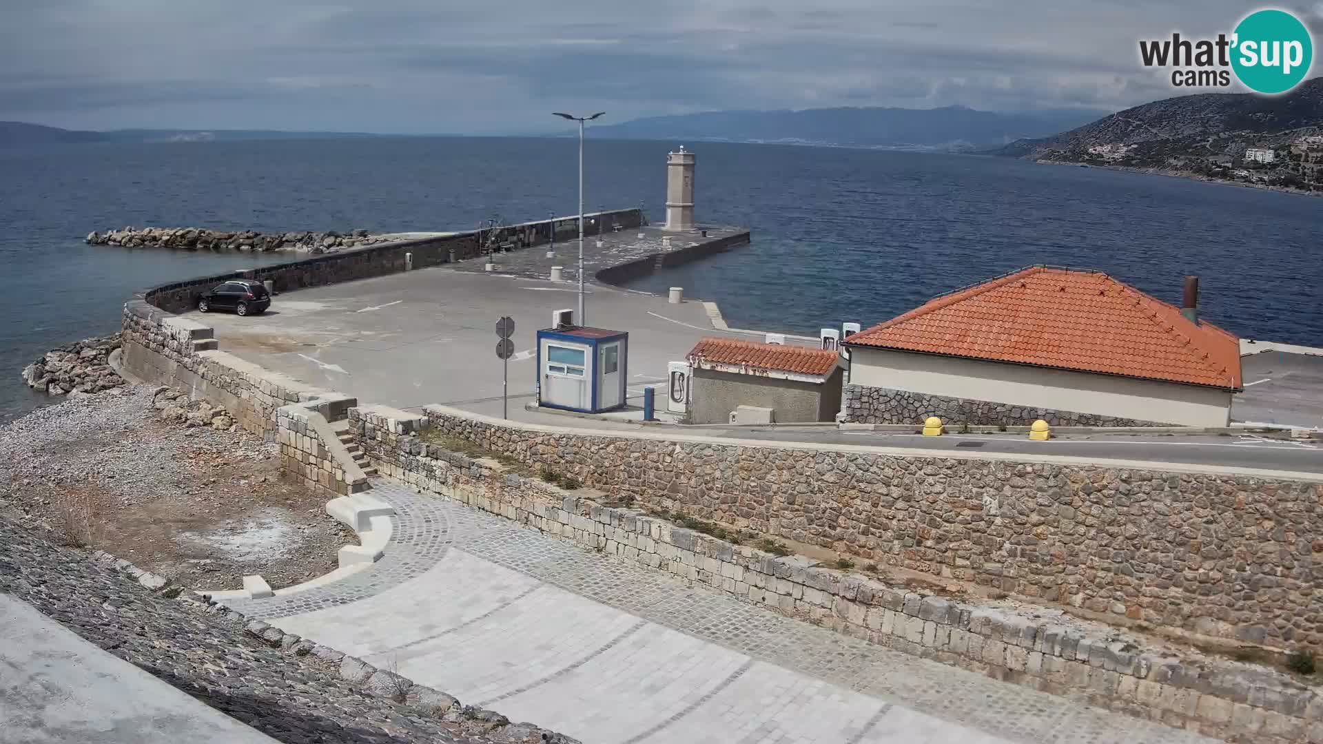 Spletna kamera Senj pristanišče – Pogled na valobran in svetilnik