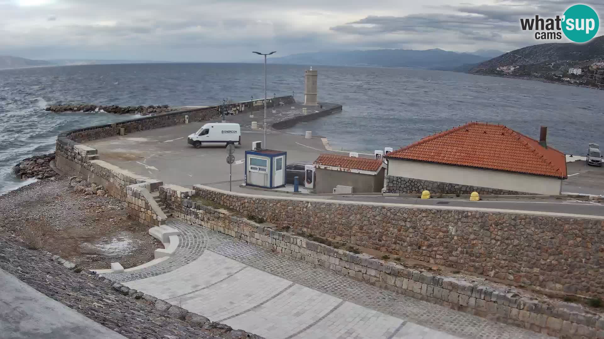 Spletna kamera Senj pristanišče – Pogled na valobran in svetilnik