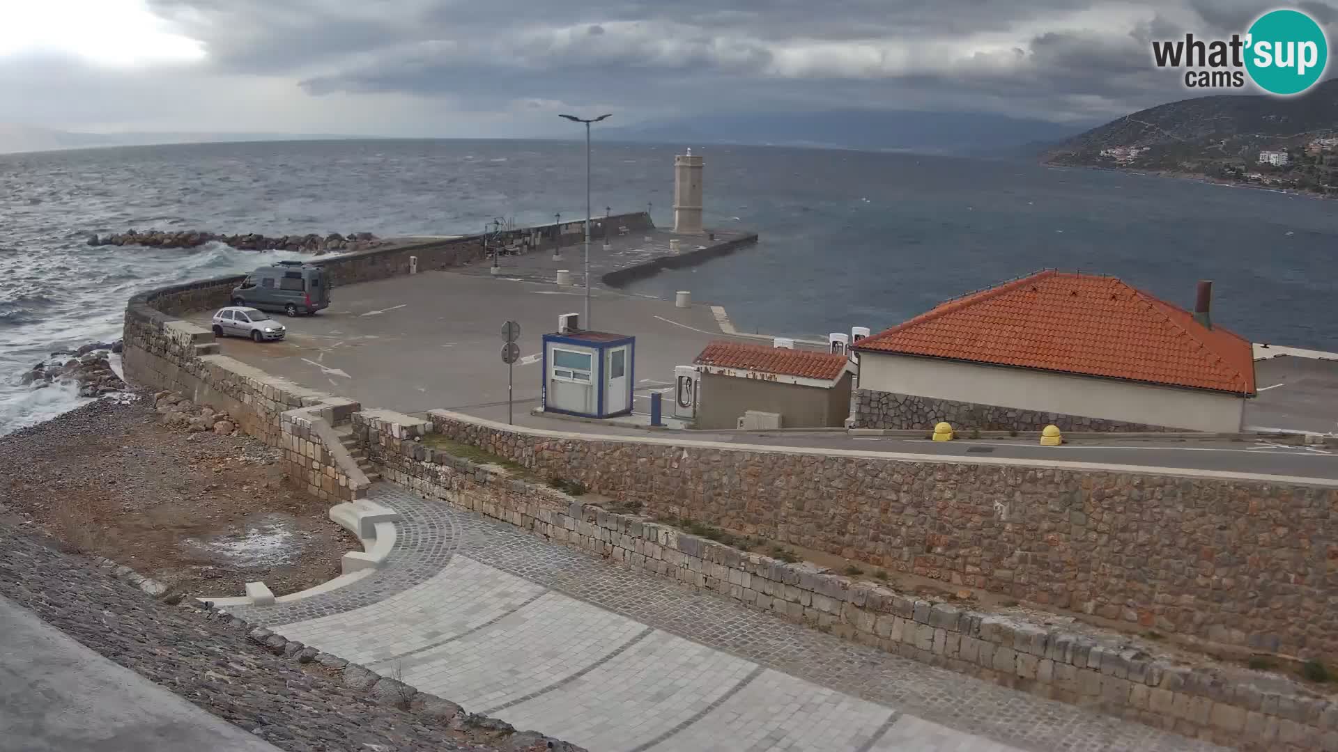 Spletna kamera Senj pristanišče – Pogled na valobran in svetilnik