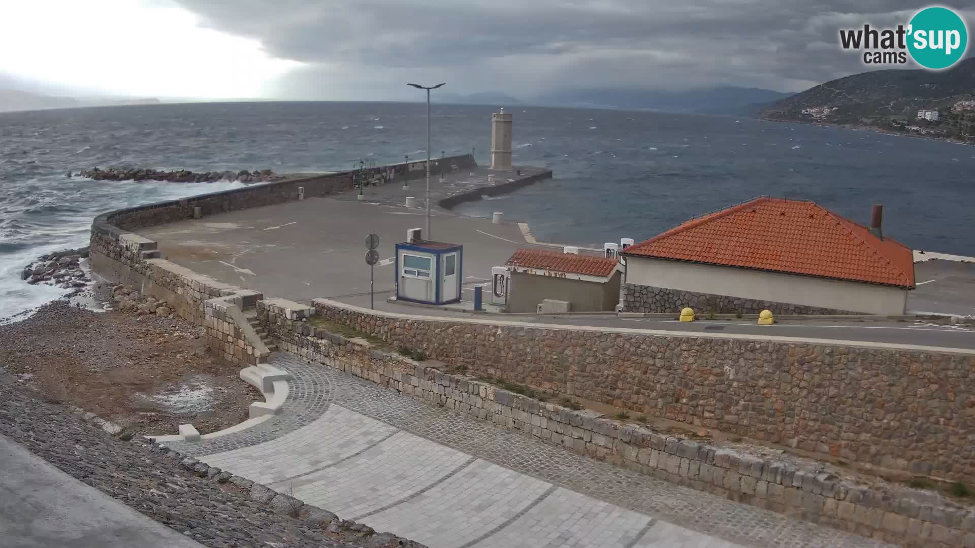 Senj Hafen Webcam – Wellenbrecher & Leuchtturm Liveblick