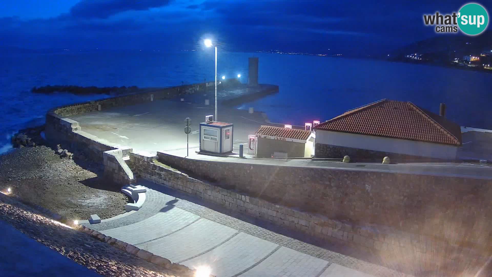Spletna kamera Senj pristanišče – Pogled na valobran in svetilnik