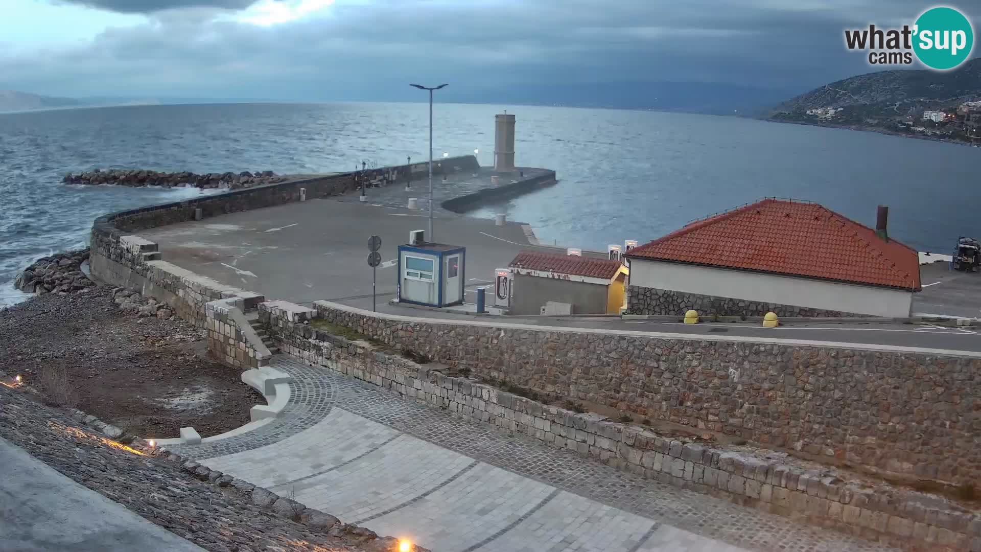 Spletna kamera Senj pristanišče – Pogled na valobran in svetilnik