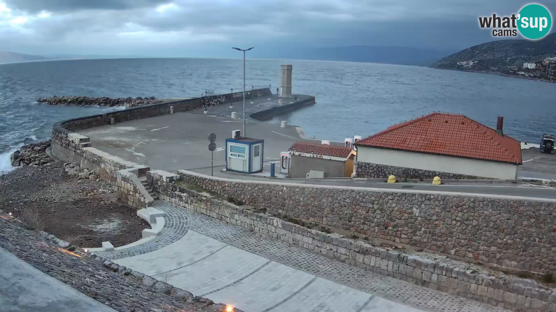 Spletna kamera Senj pristanišče – Pogled na valobran in svetilnik