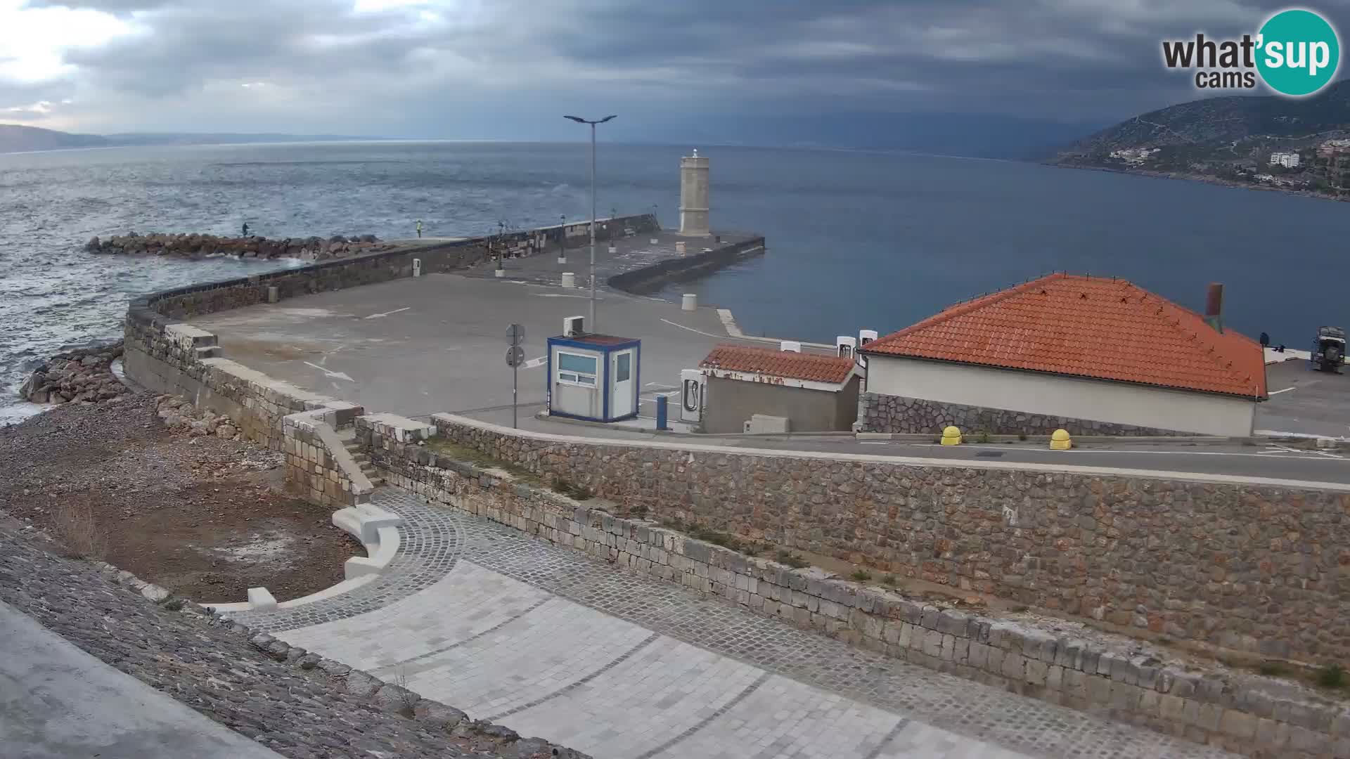 Spletna kamera Senj pristanišče – Pogled na valobran in svetilnik