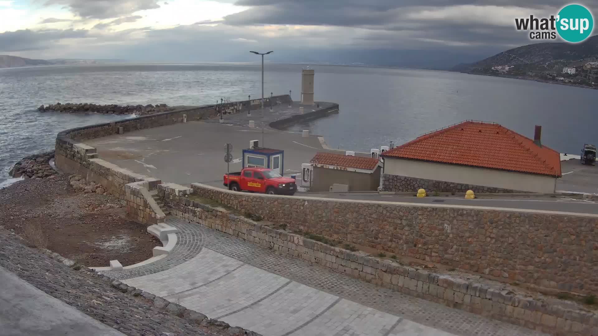 Spletna kamera Senj pristanišče – Pogled na valobran in svetilnik