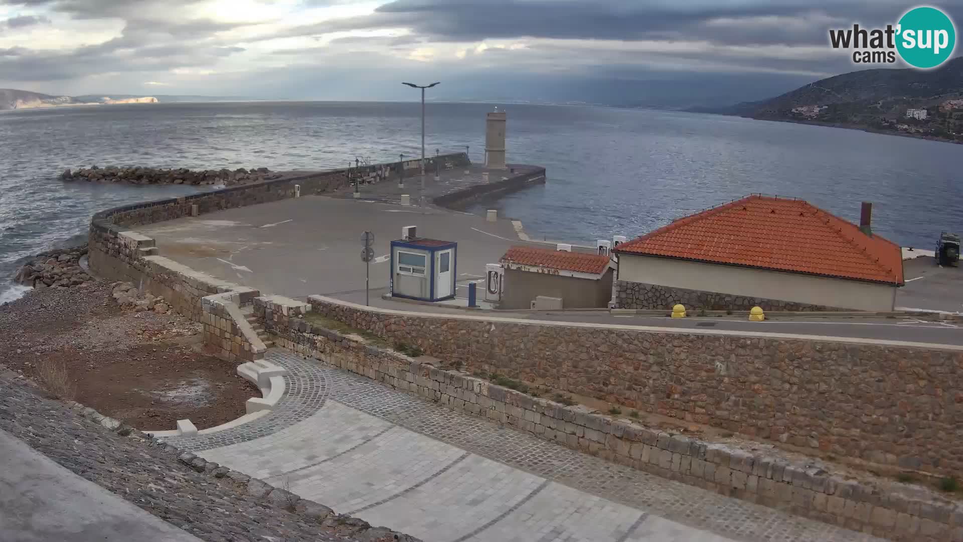 Webcam port de Senj – Vue sur la jetée et le phare