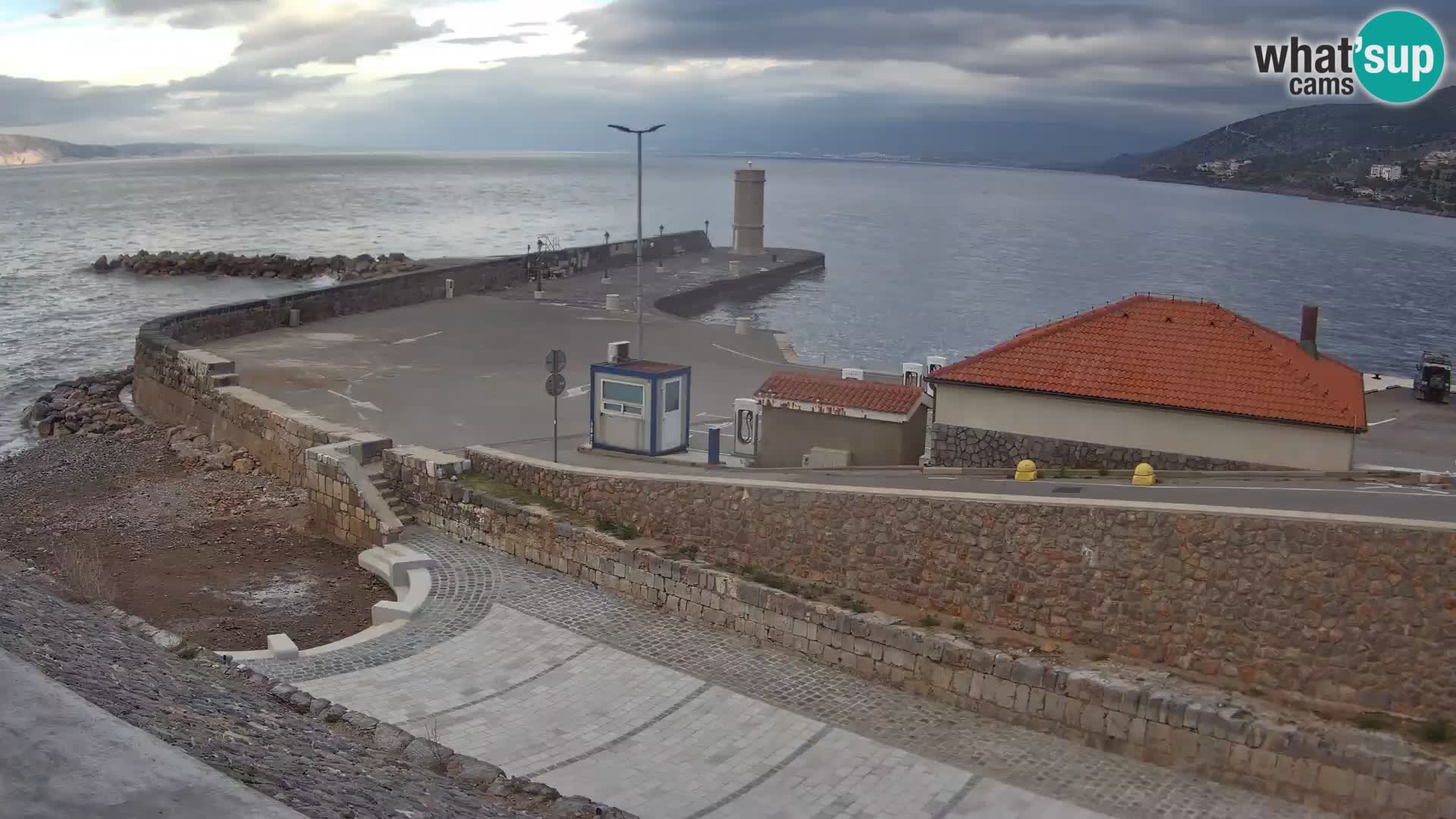 Webcam port de Senj – Vue sur la jetée et le phare