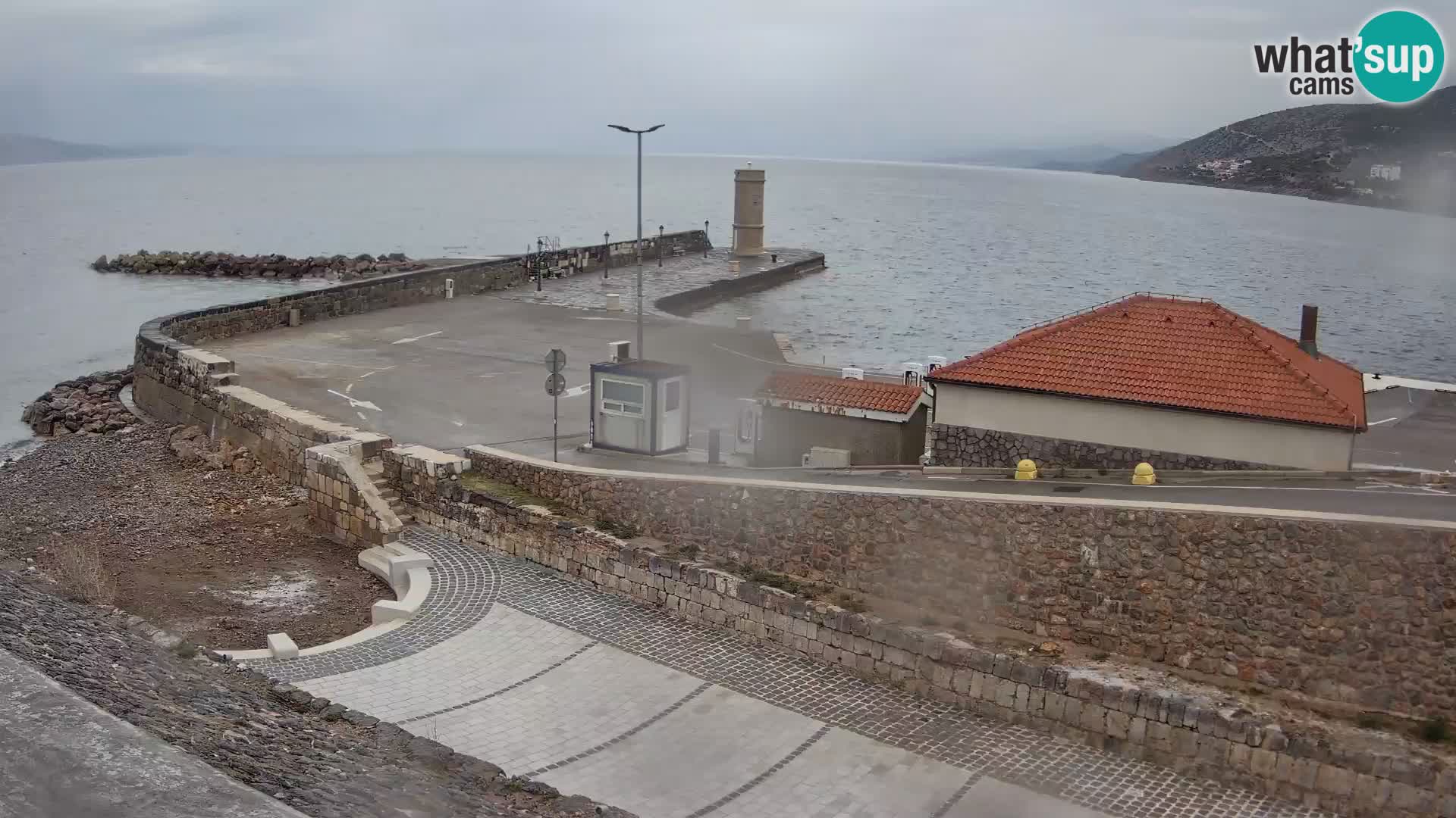Webcam port de Senj – Vue sur la jetée et le phare
