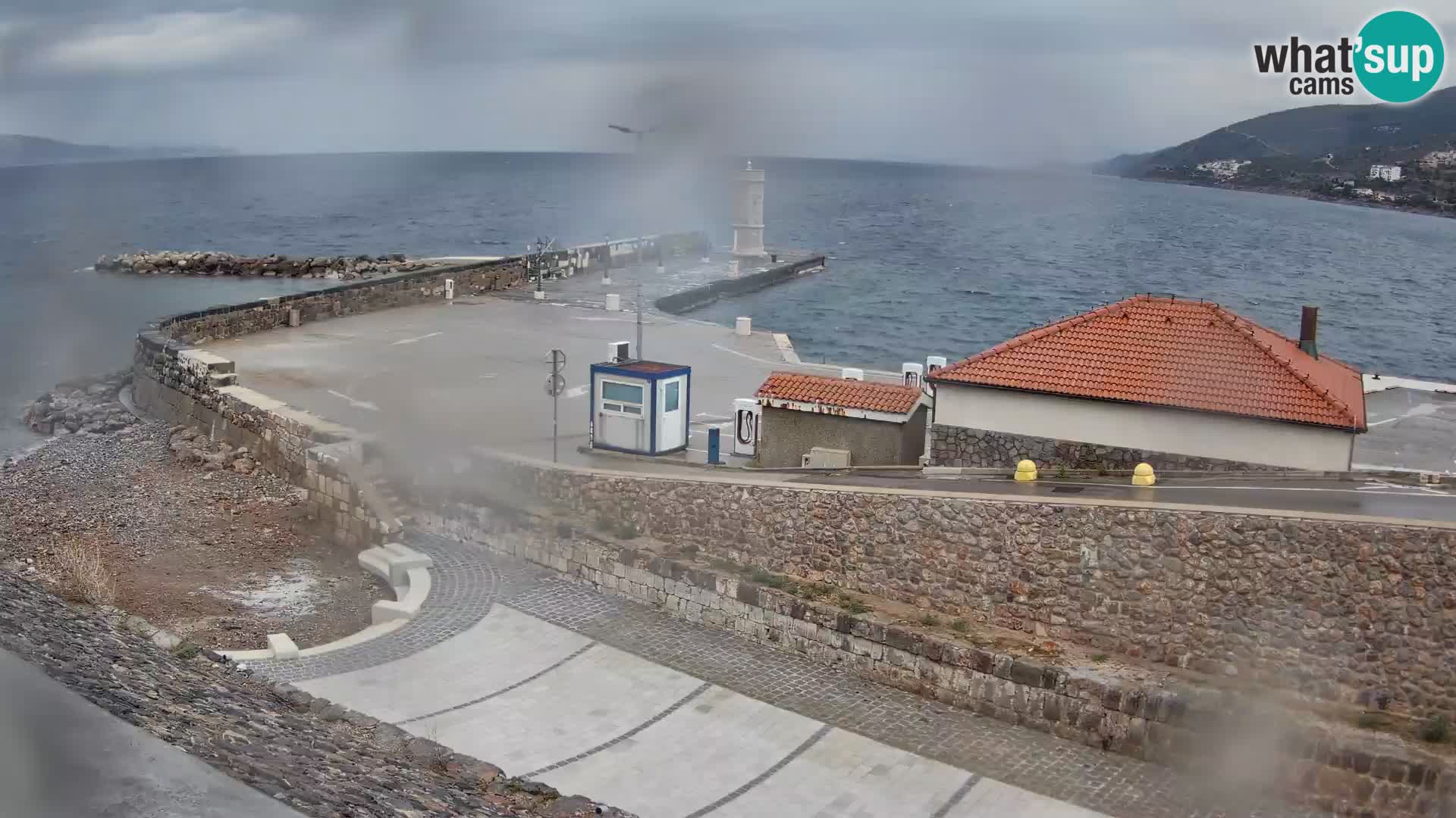 Spletna kamera Senj pristanišče – Pogled na valobran in svetilnik