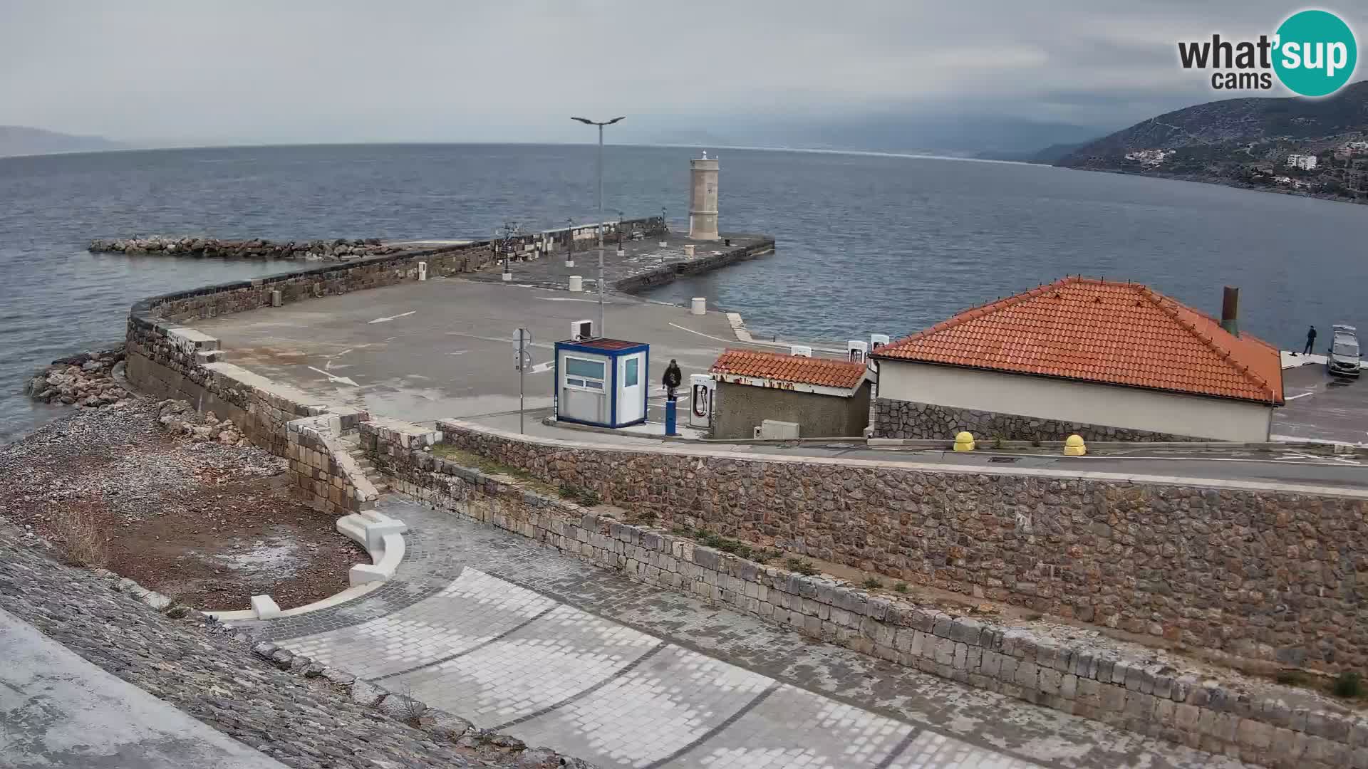 Spletna kamera Senj pristanišče – Pogled na valobran in svetilnik