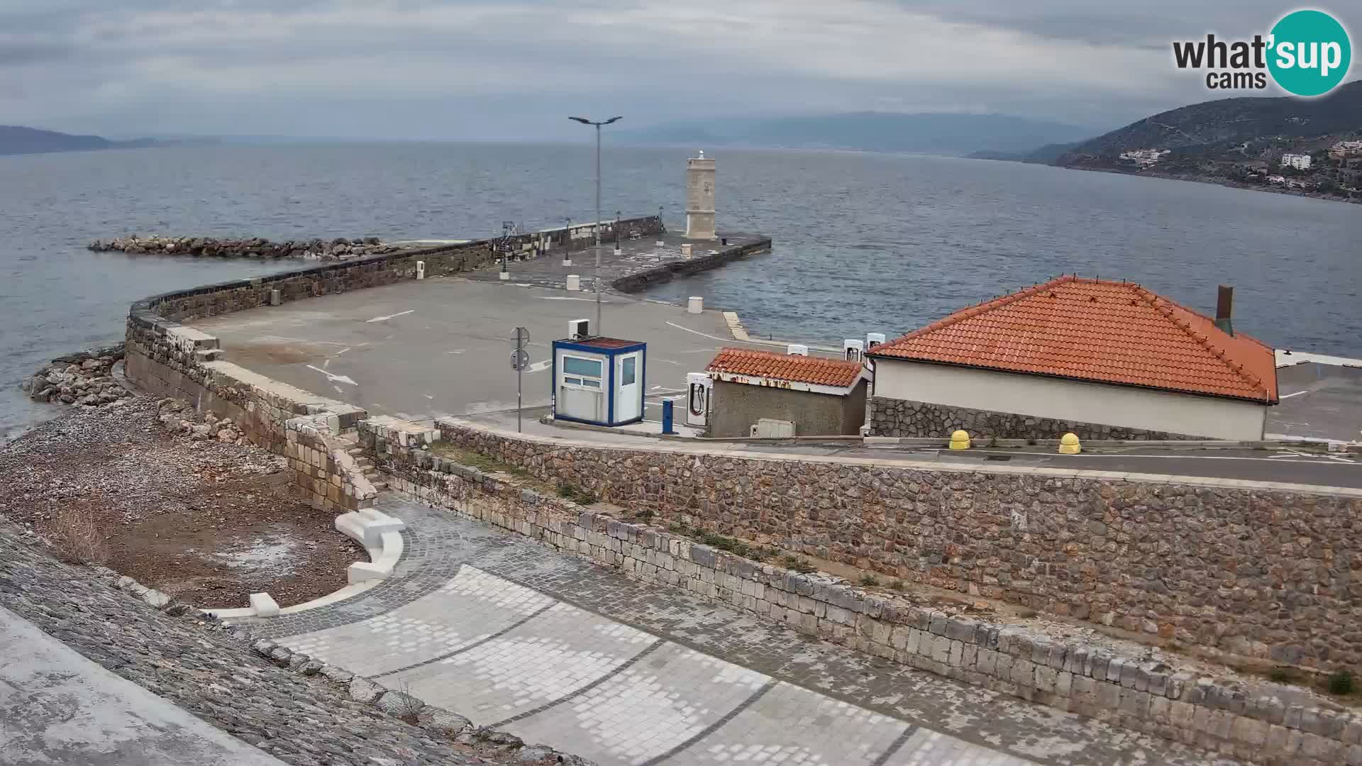 Spletna kamera Senj pristanišče – Pogled na valobran in svetilnik