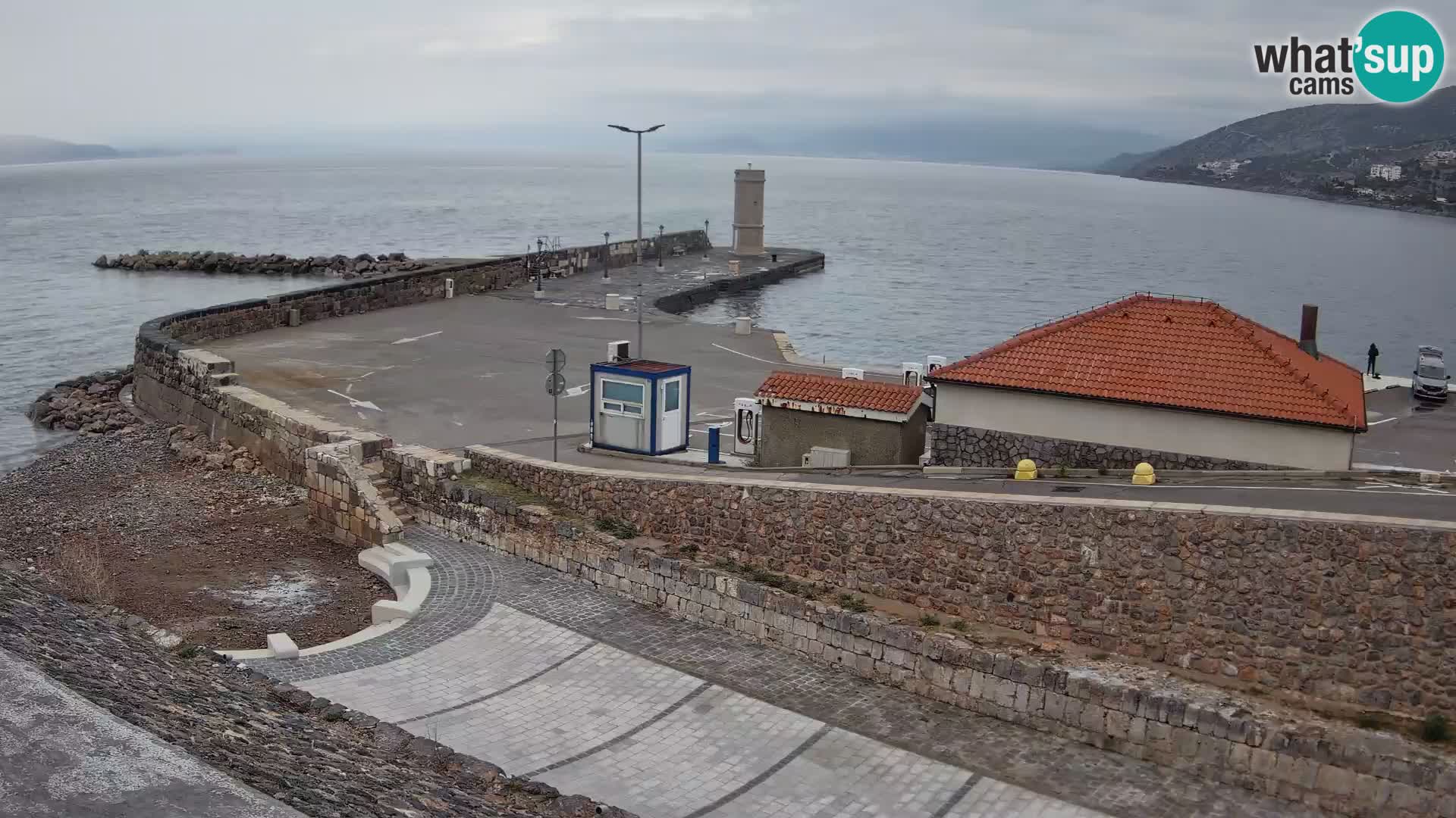 Spletna kamera Senj pristanišče – Pogled na valobran in svetilnik