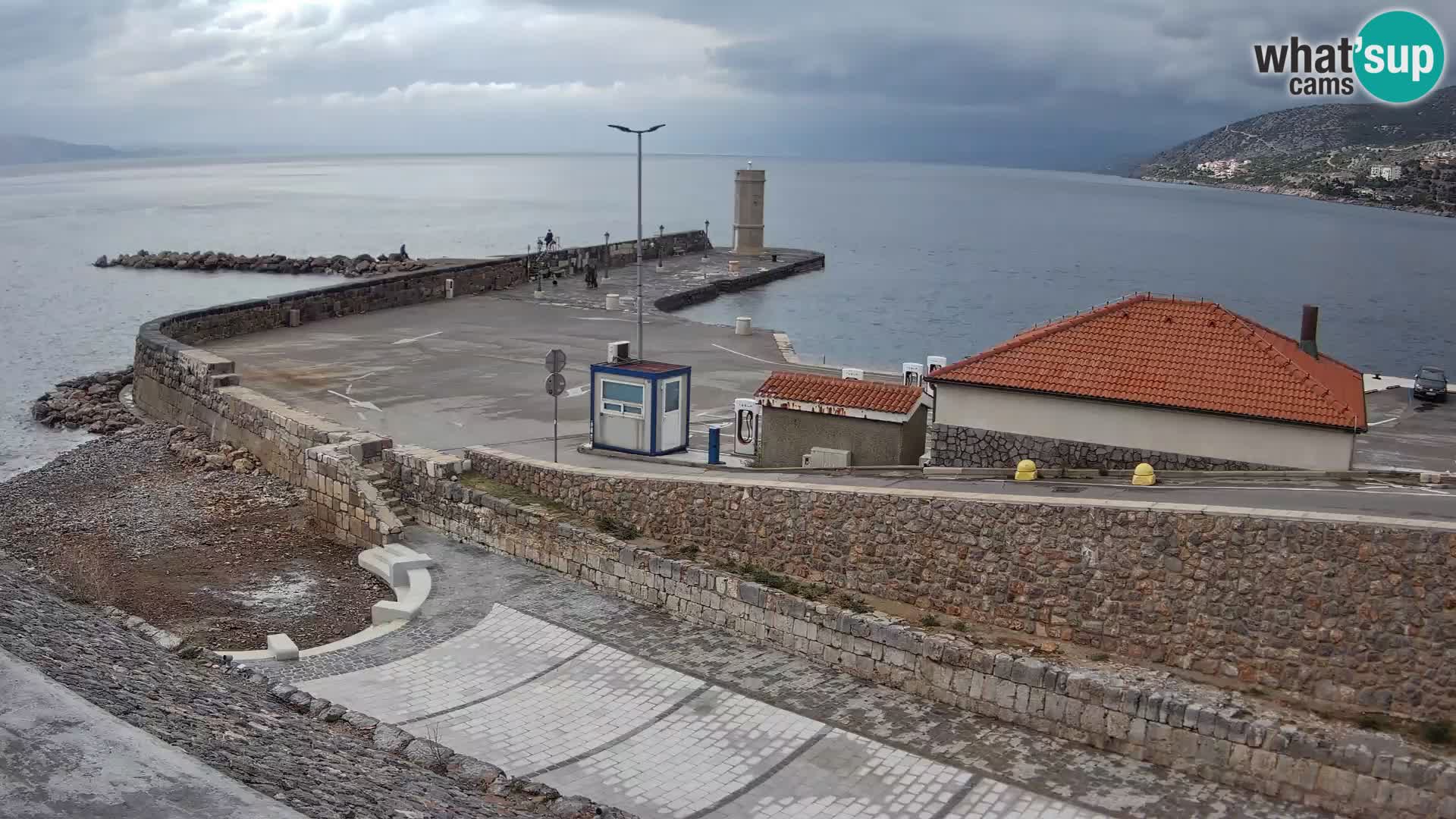 Spletna kamera Senj pristanišče – Pogled na valobran in svetilnik
