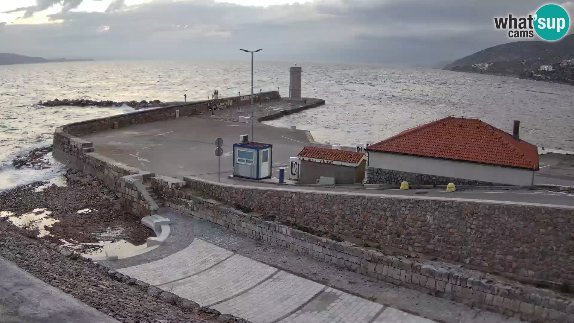 Spletna kamera Senj pristanišče – Pogled na valobran in svetilnik
