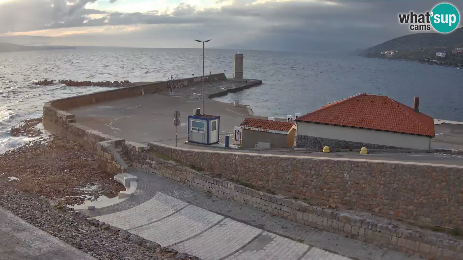 Spletna kamera Senj pristanišče – Pogled na valobran in svetilnik