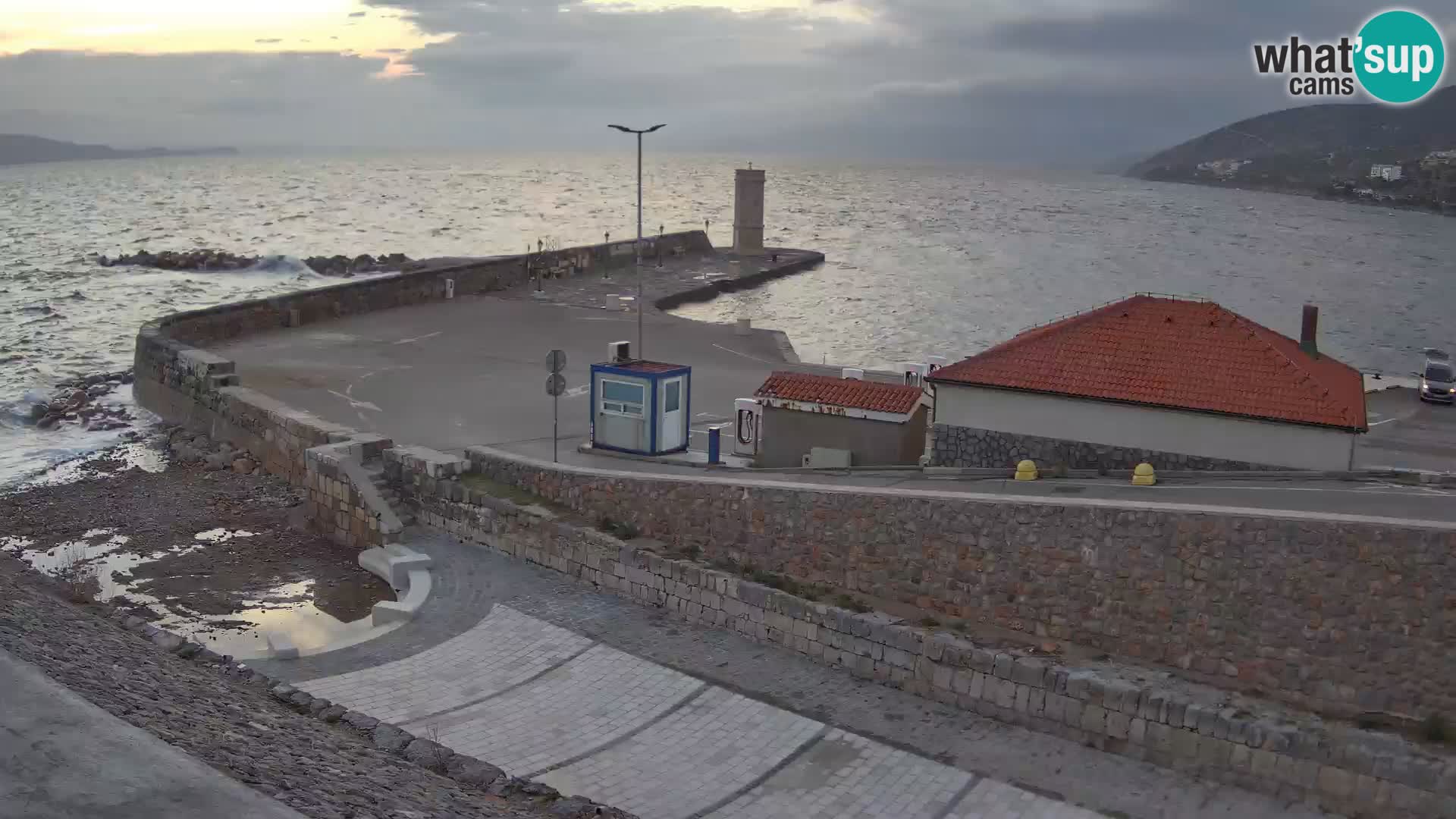 Spletna kamera Senj pristanišče – Pogled na valobran in svetilnik