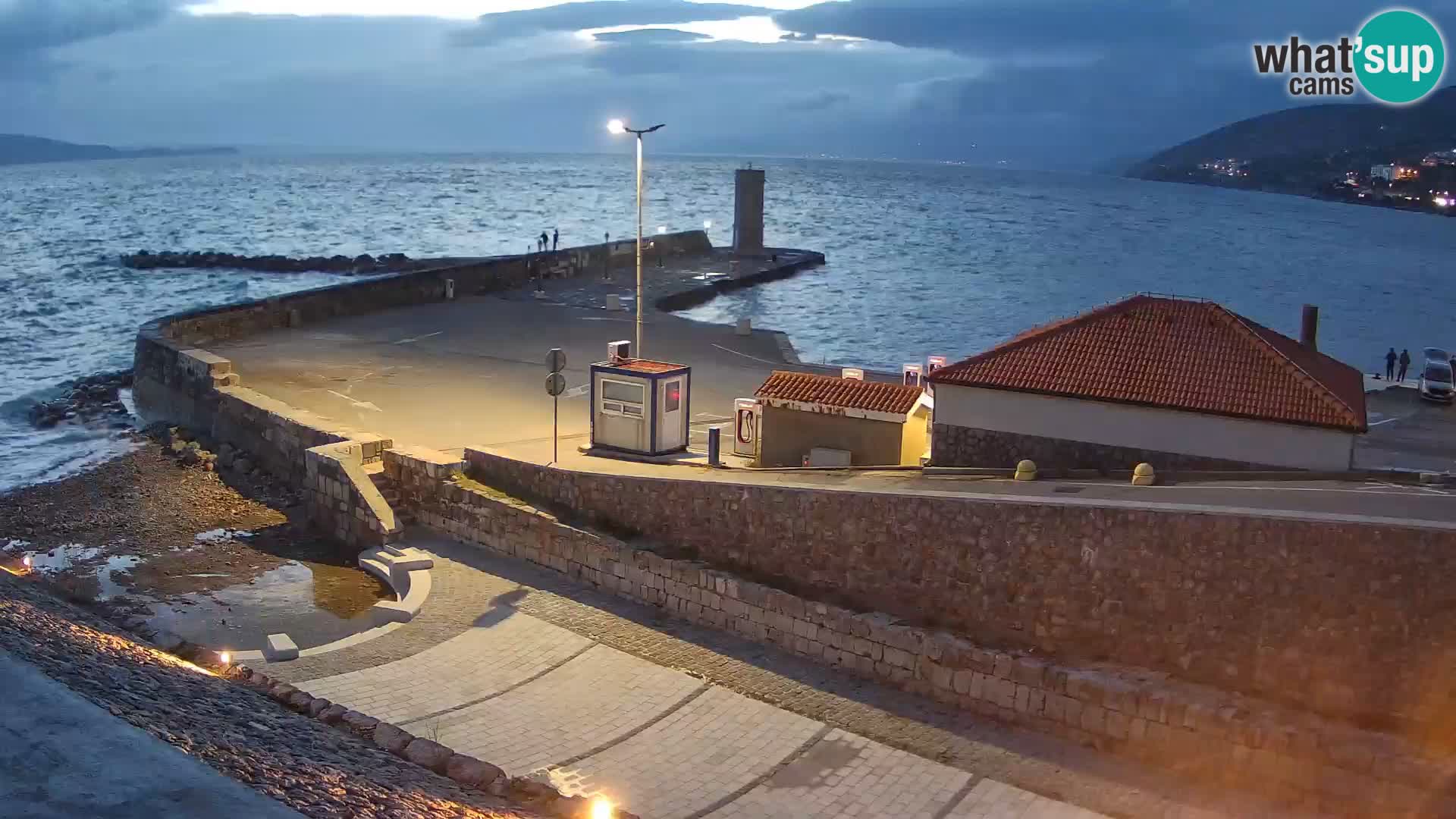 Spletna kamera Senj pristanišče – Pogled na valobran in svetilnik
