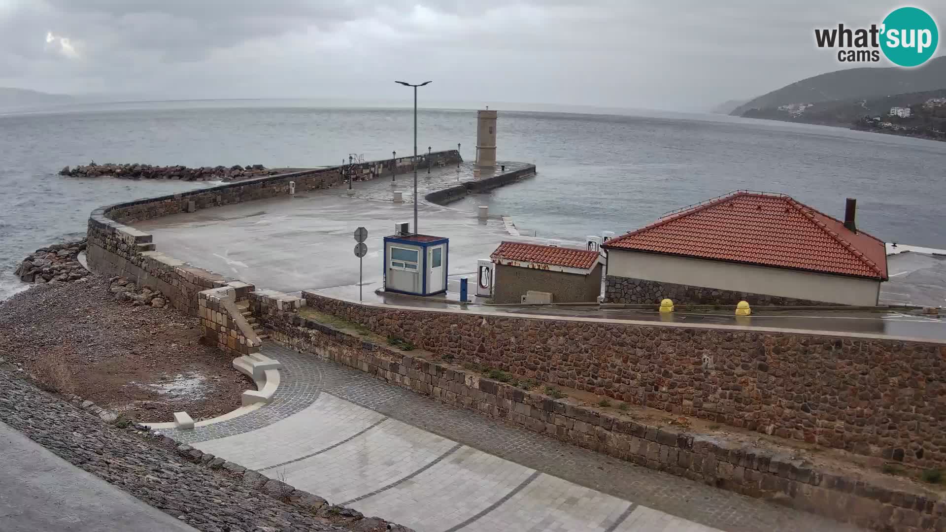 Webcam port de Senj – Vue sur la jetée et le phare