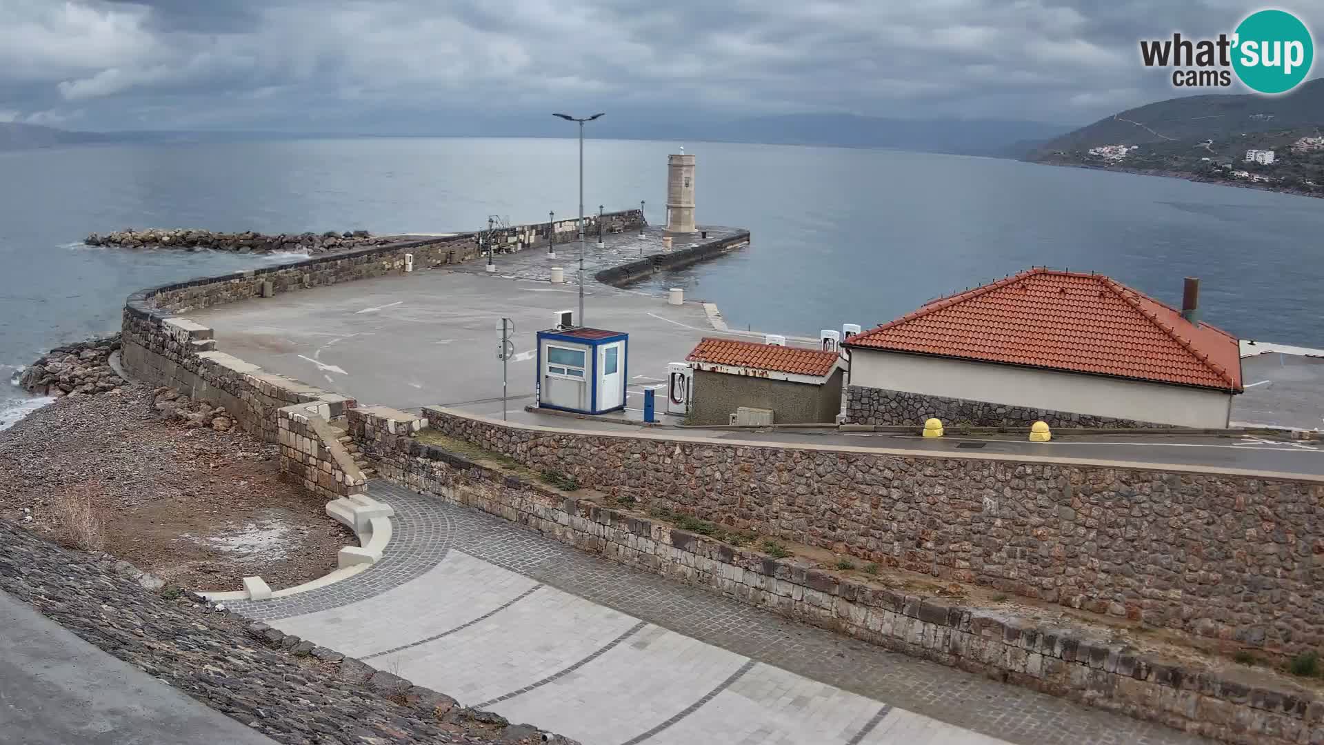 Spletna kamera Senj pristanišče – Pogled na valobran in svetilnik