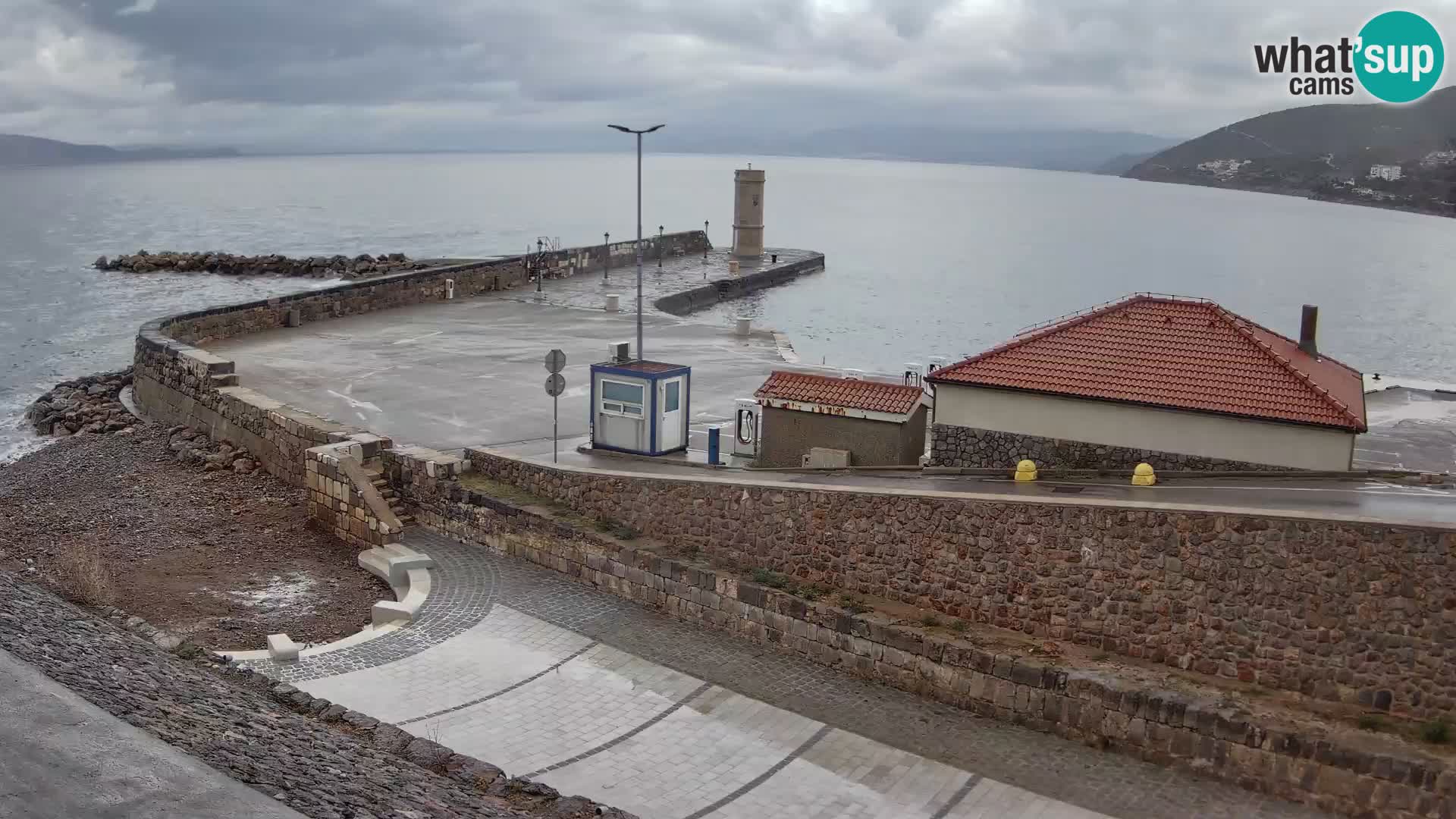 Webcam port de Senj – Vue sur la jetée et le phare