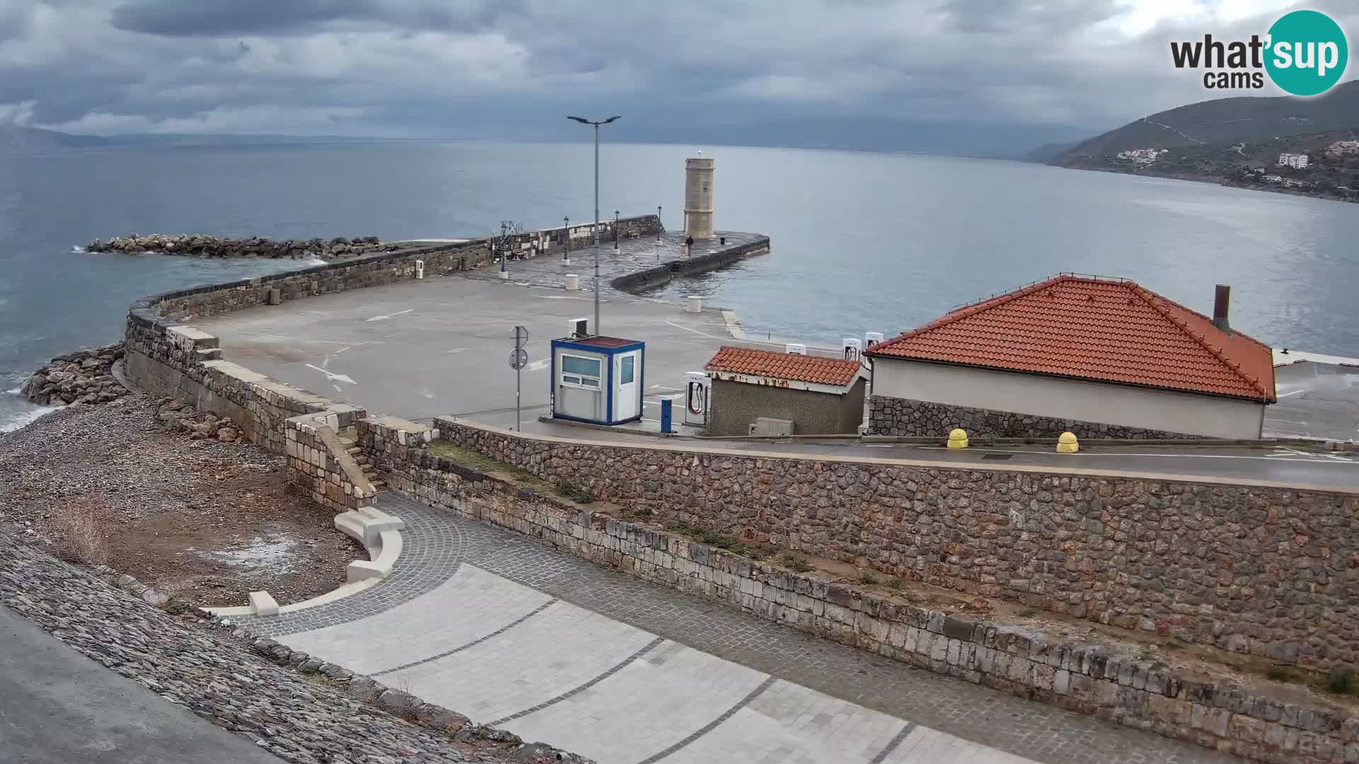 Webcam port de Senj – Vue sur la jetée et le phare