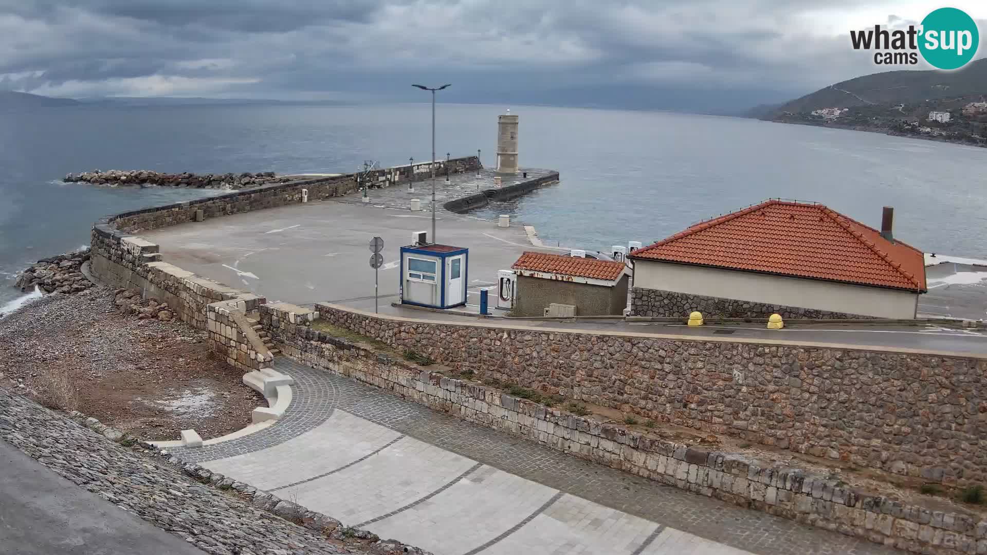 Spletna kamera Senj pristanišče – Pogled na valobran in svetilnik