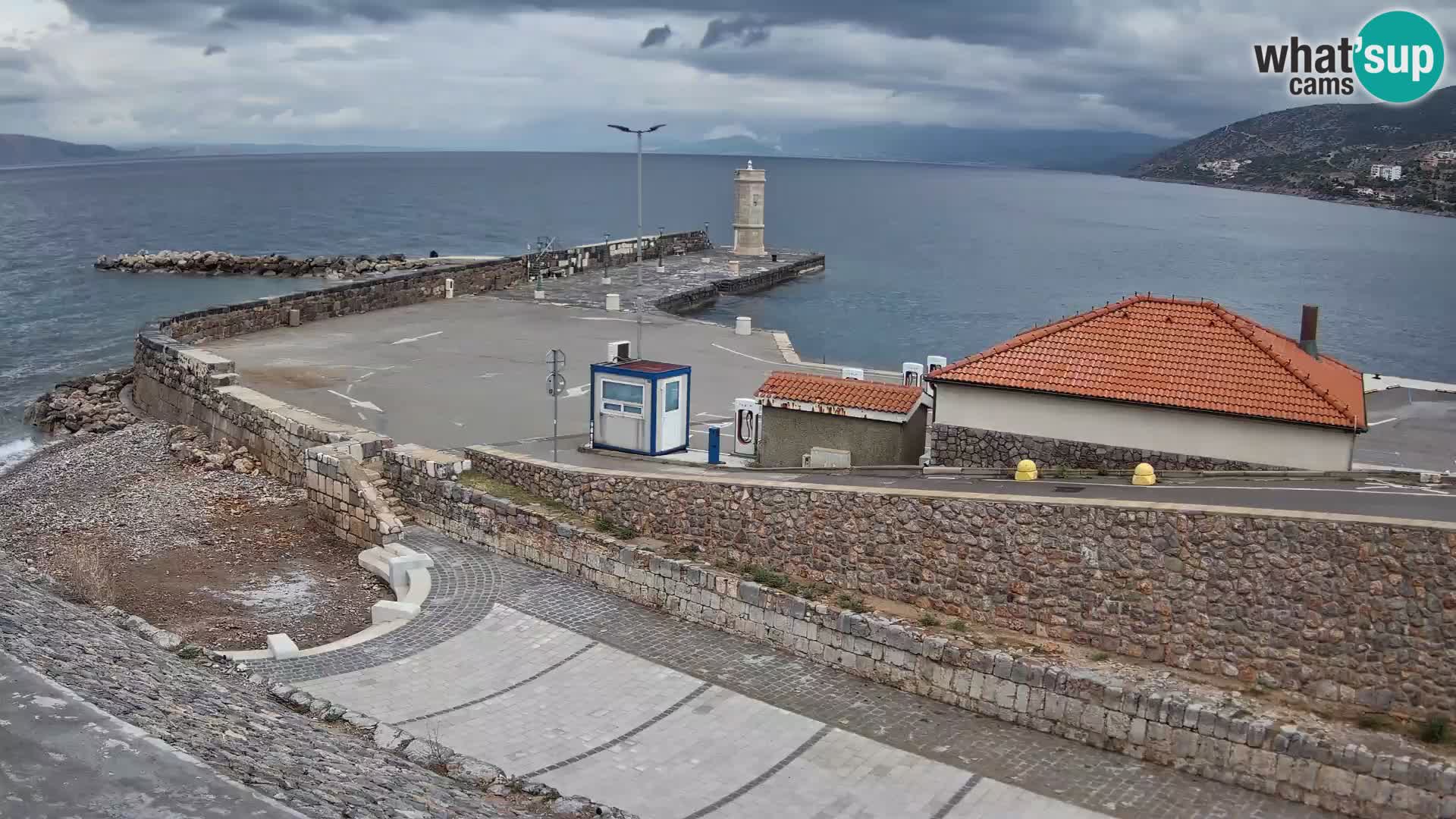 Spletna kamera Senj pristanišče – Pogled na valobran in svetilnik
