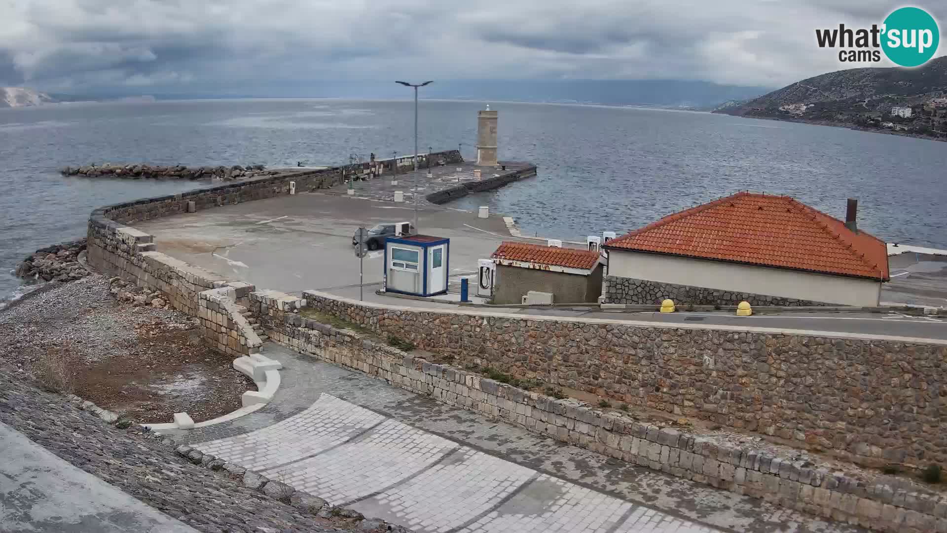 Spletna kamera Senj pristanišče – Pogled na valobran in svetilnik