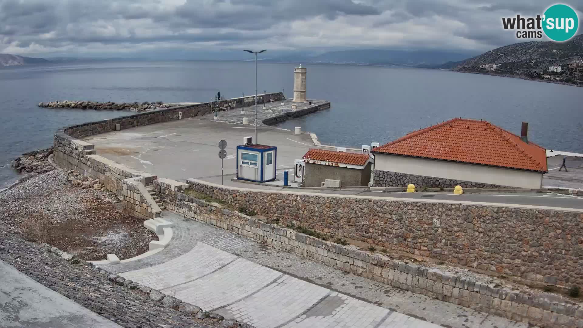Spletna kamera Senj pristanišče – Pogled na valobran in svetilnik