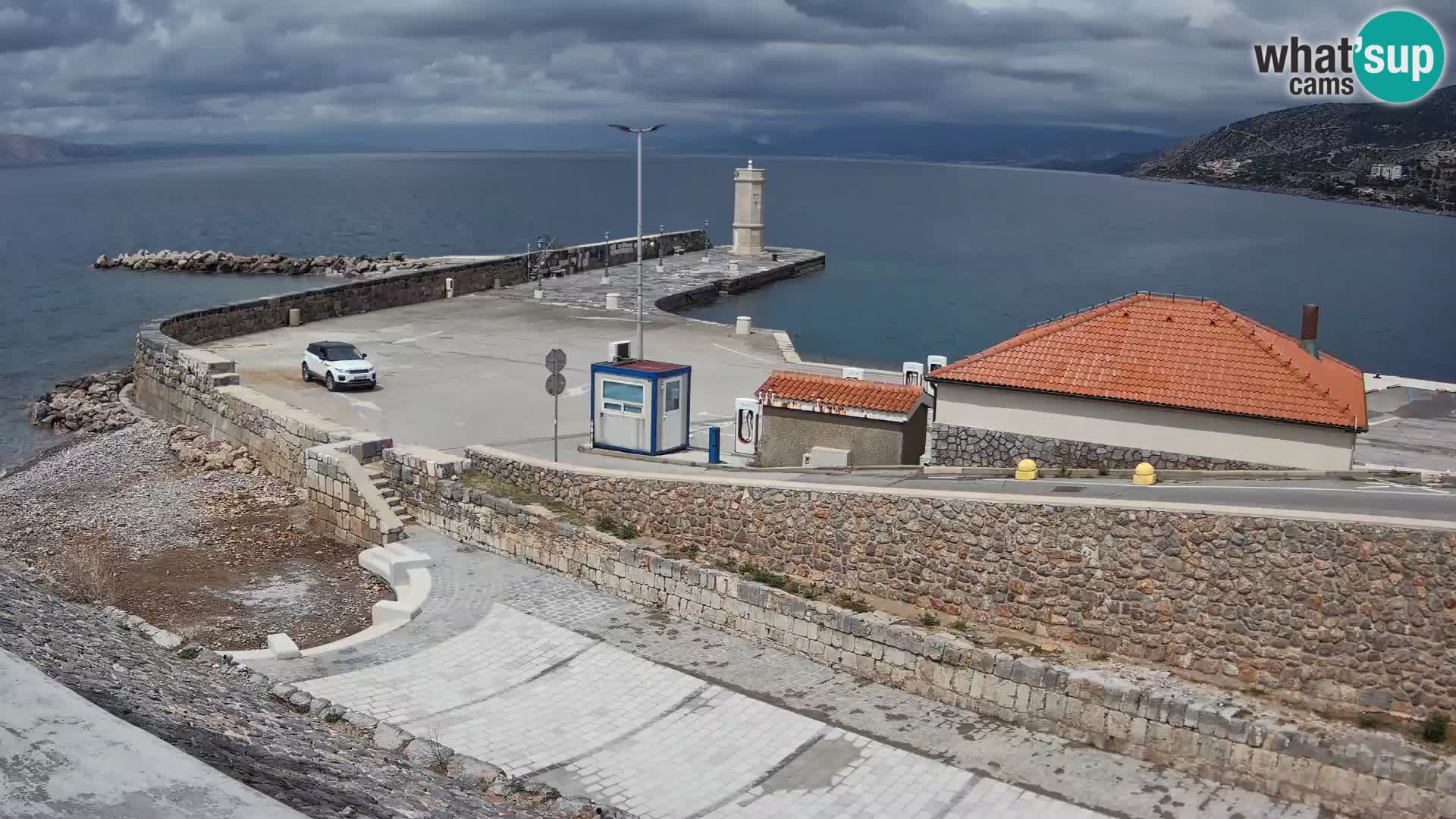 Spletna kamera Senj pristanišče – Pogled na valobran in svetilnik