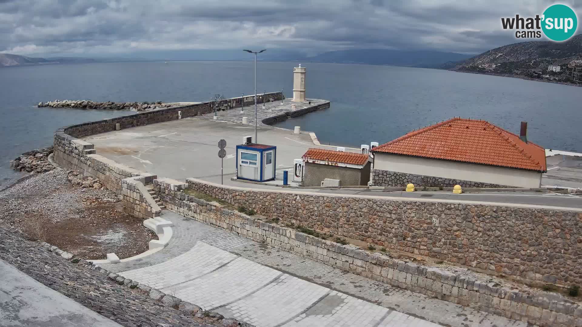 Webcam port de Senj – Vue sur la jetée et le phare
