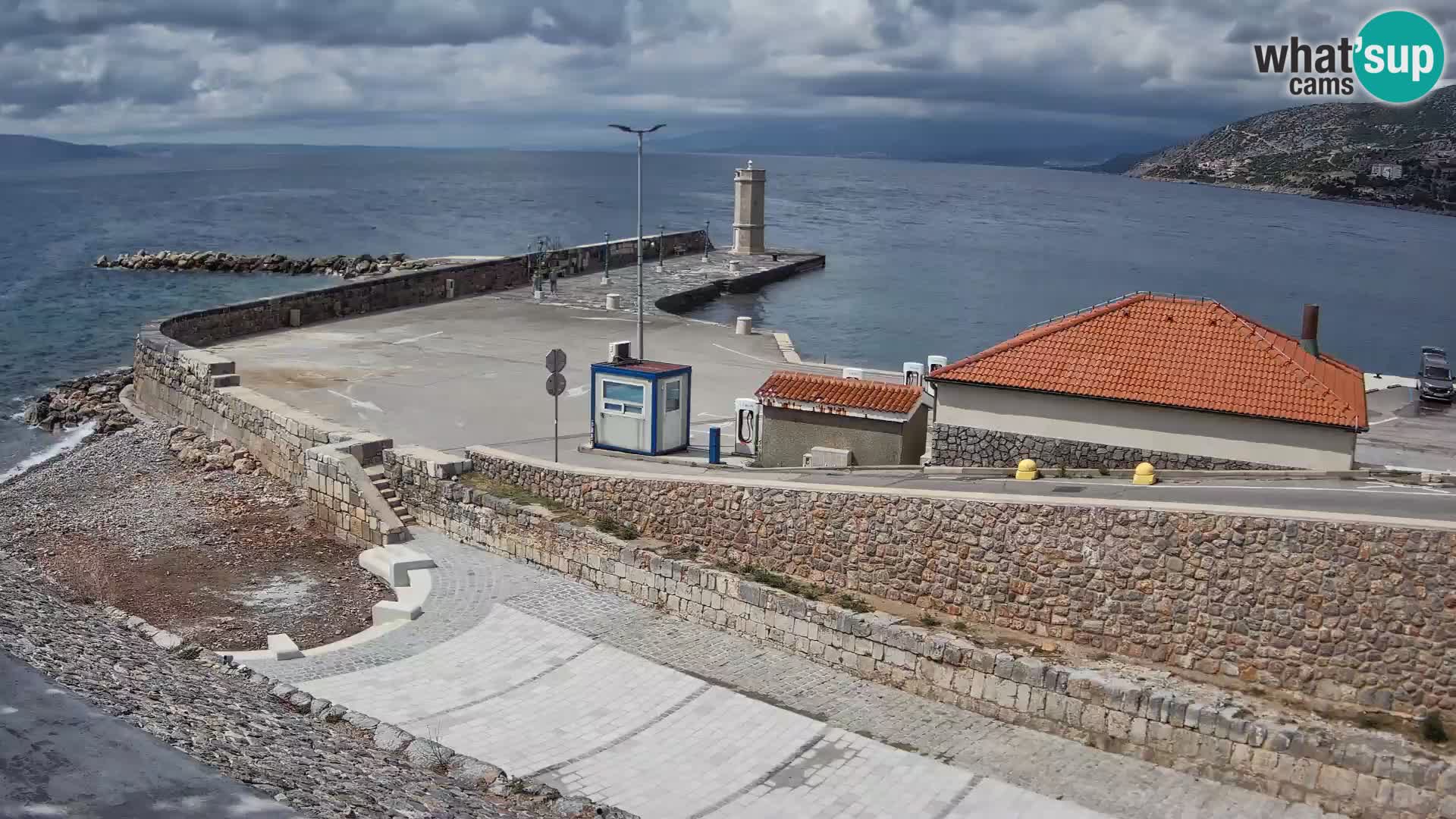 Spletna kamera Senj pristanišče – Pogled na valobran in svetilnik