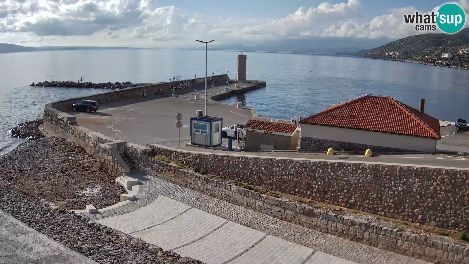 Spletna kamera Senj pristanišče – Pogled na valobran in svetilnik