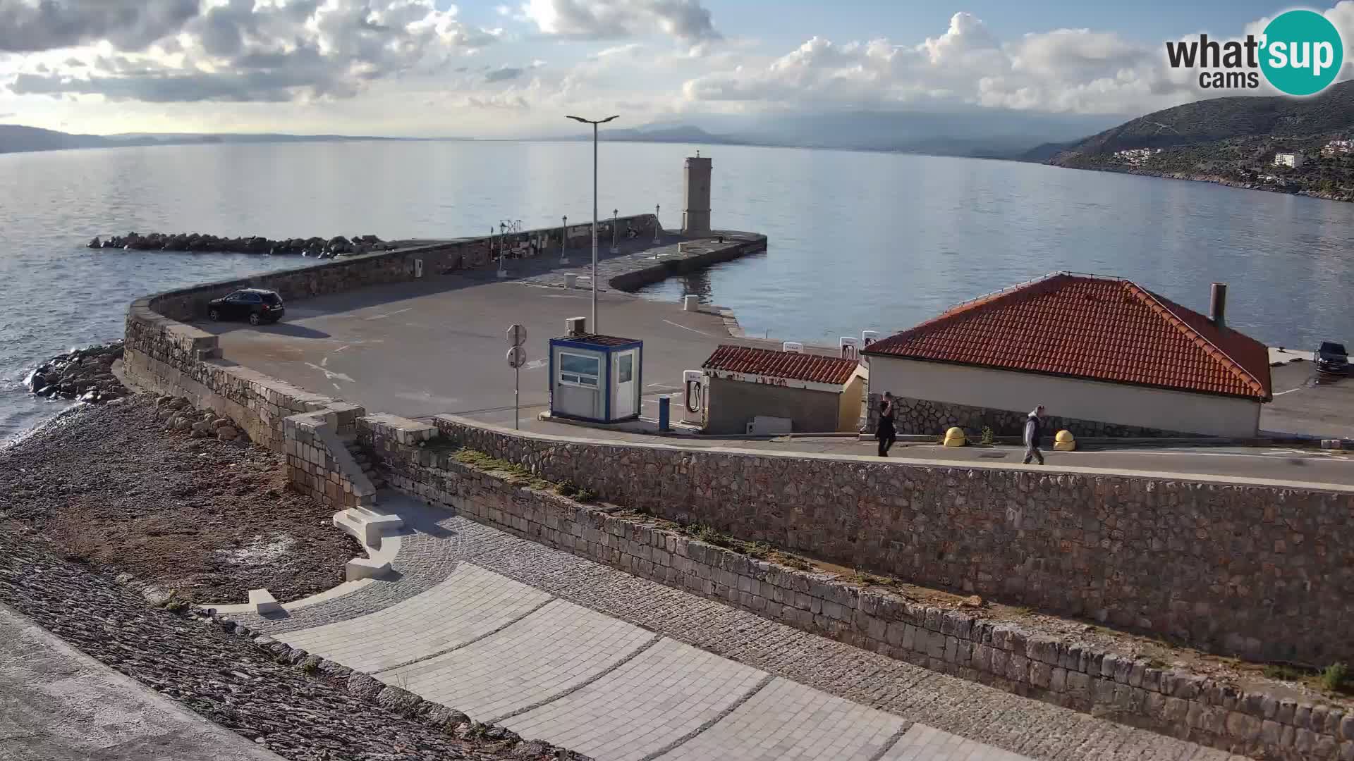 Spletna kamera Senj pristanišče – Pogled na valobran in svetilnik
