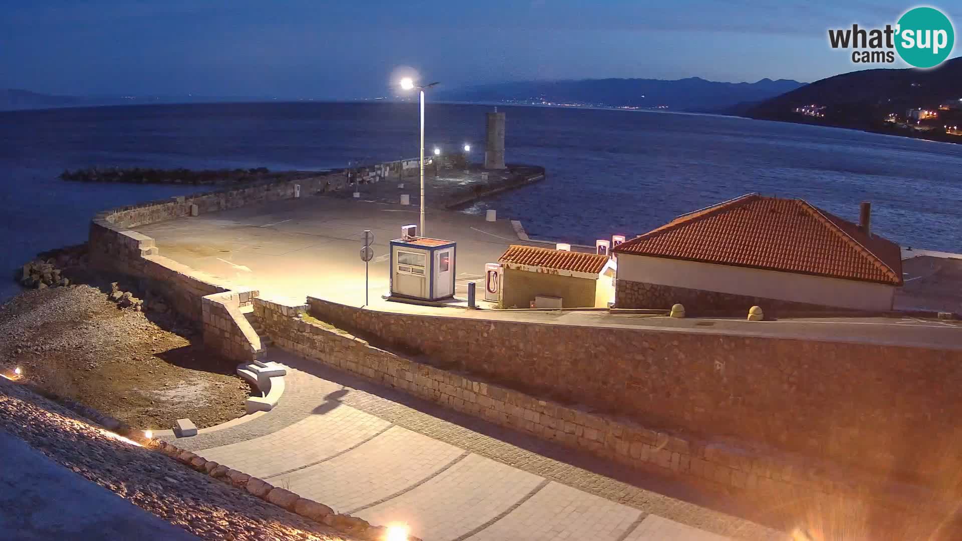 Spletna kamera Senj pristanišče – Pogled na valobran in svetilnik