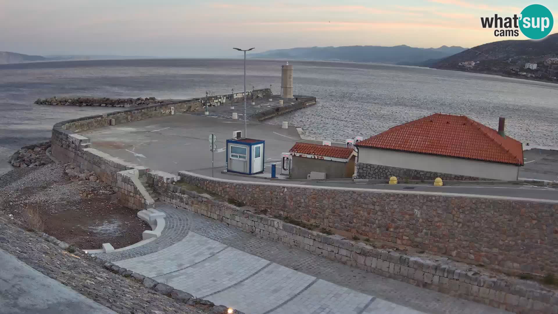 Spletna kamera Senj pristanišče – Pogled na valobran in svetilnik