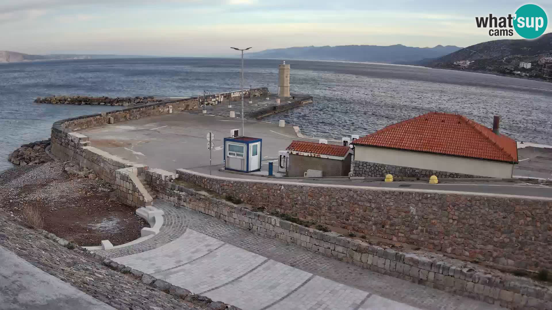 Webcam port de Senj – Vue sur la jetée et le phare