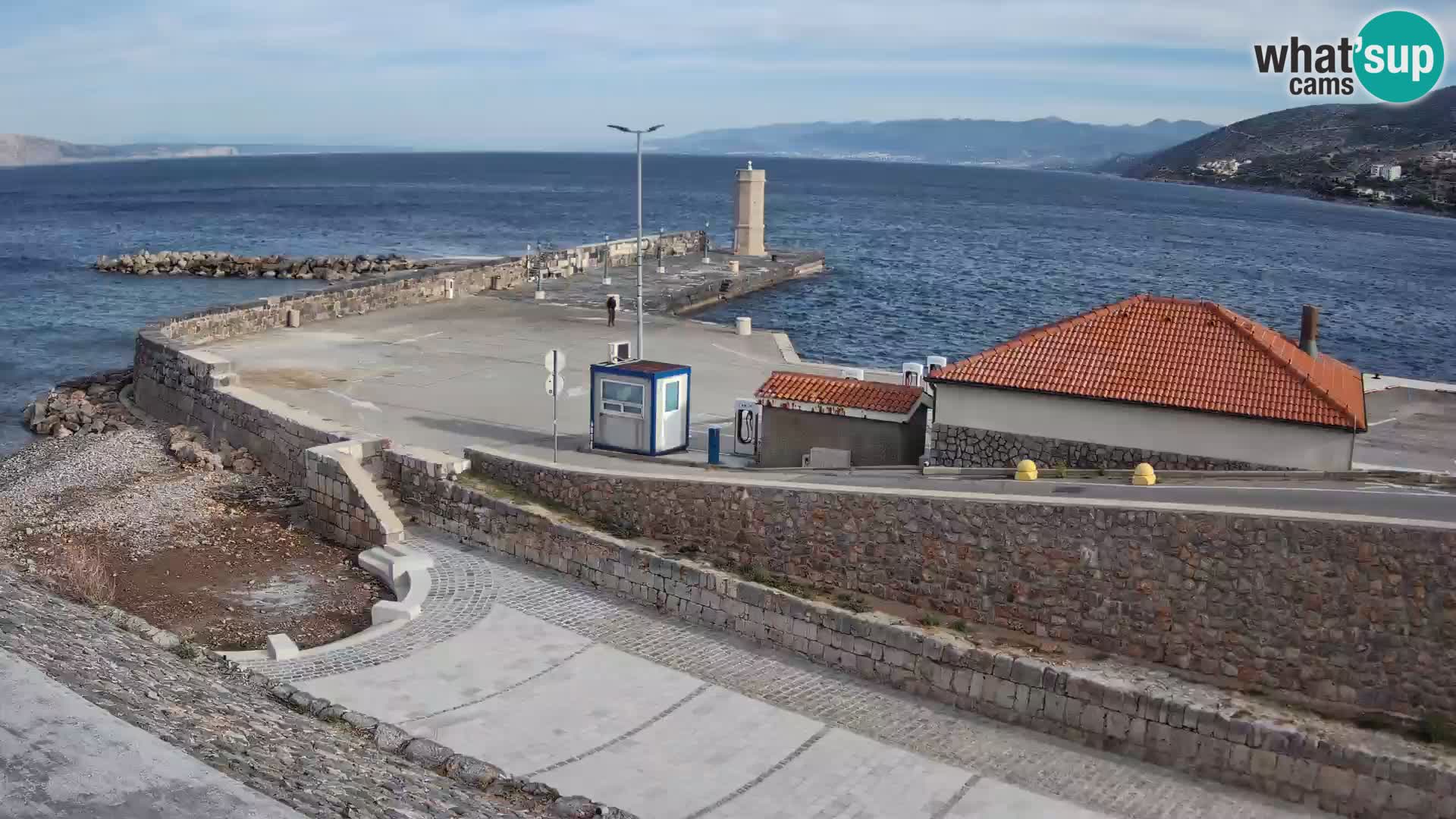 Spletna kamera Senj pristanišče – Pogled na valobran in svetilnik