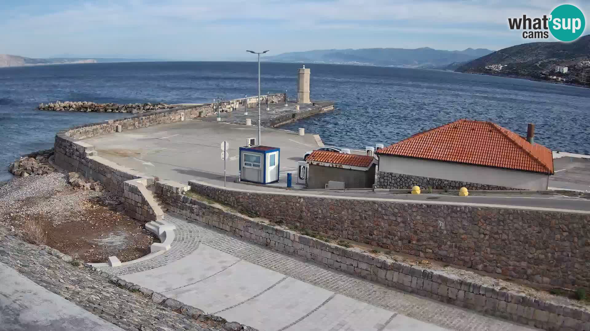 Spletna kamera Senj pristanišče – Pogled na valobran in svetilnik
