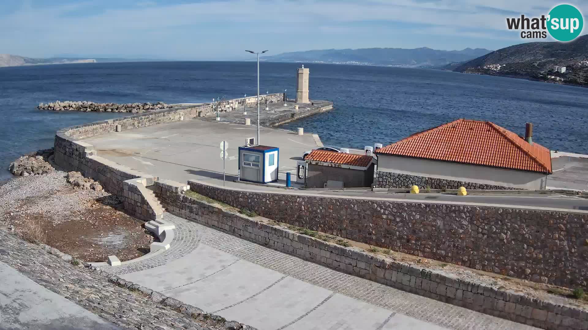 Spletna kamera Senj pristanišče – Pogled na valobran in svetilnik
