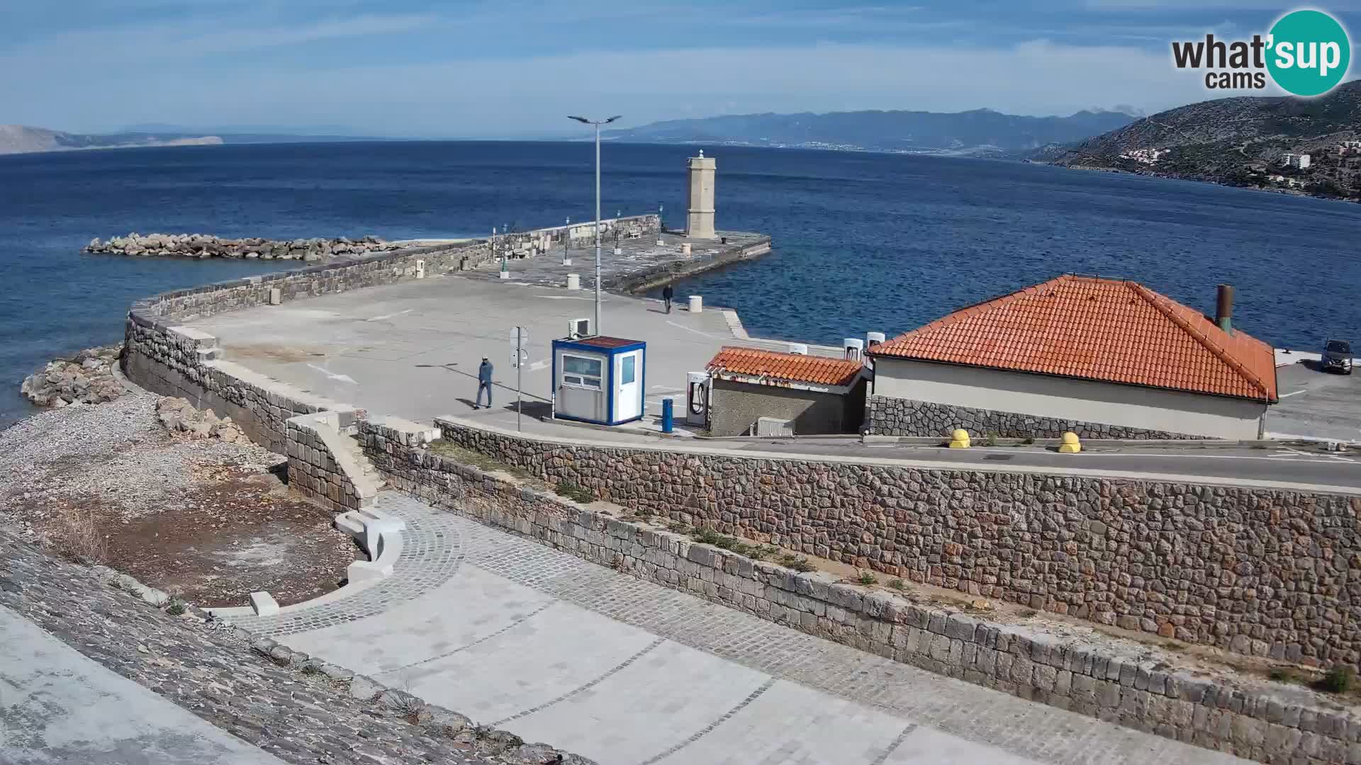 Spletna kamera Senj pristanišče – Pogled na valobran in svetilnik