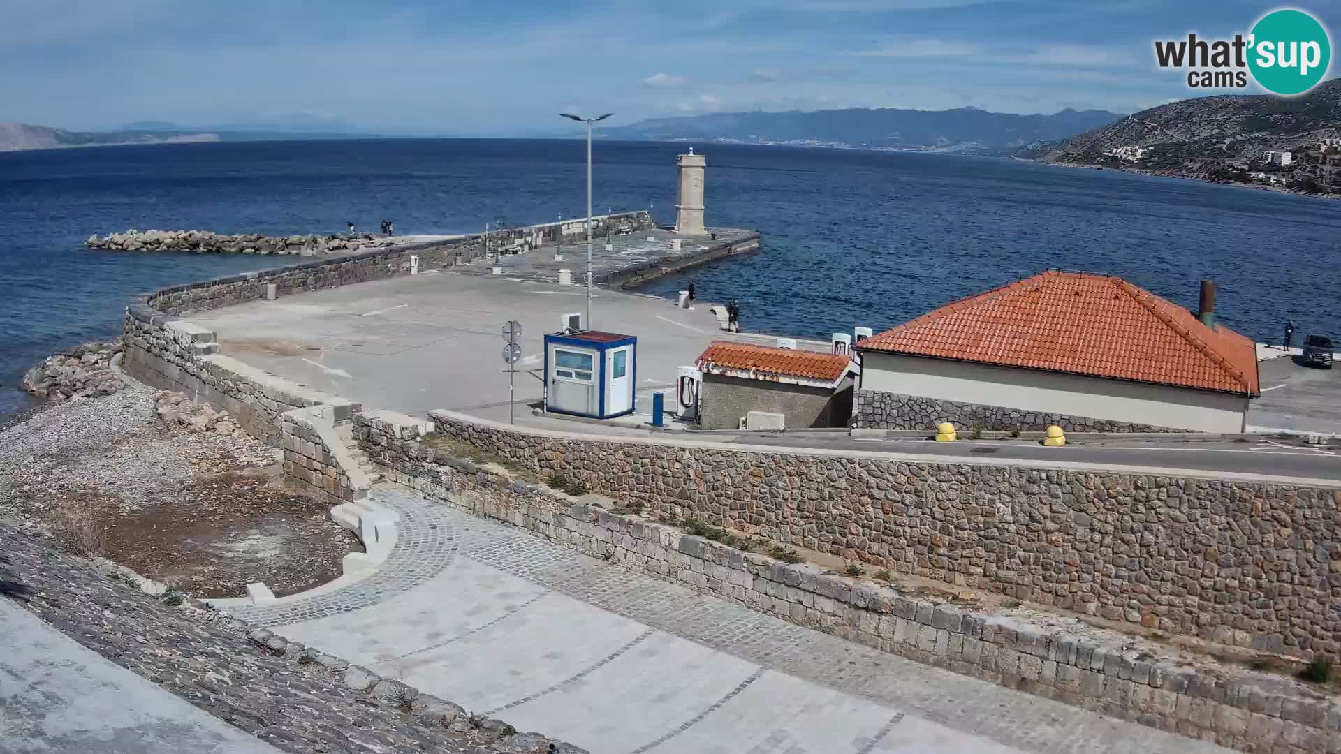 Spletna kamera Senj pristanišče – Pogled na valobran in svetilnik