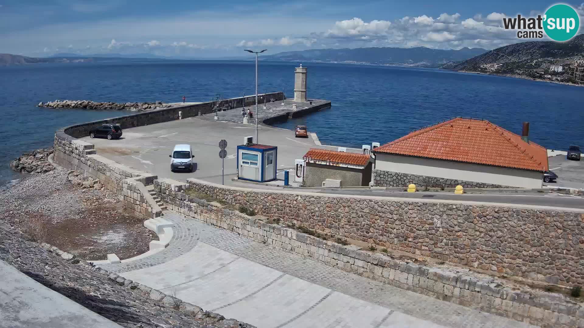 Spletna kamera Senj pristanišče – Pogled na valobran in svetilnik