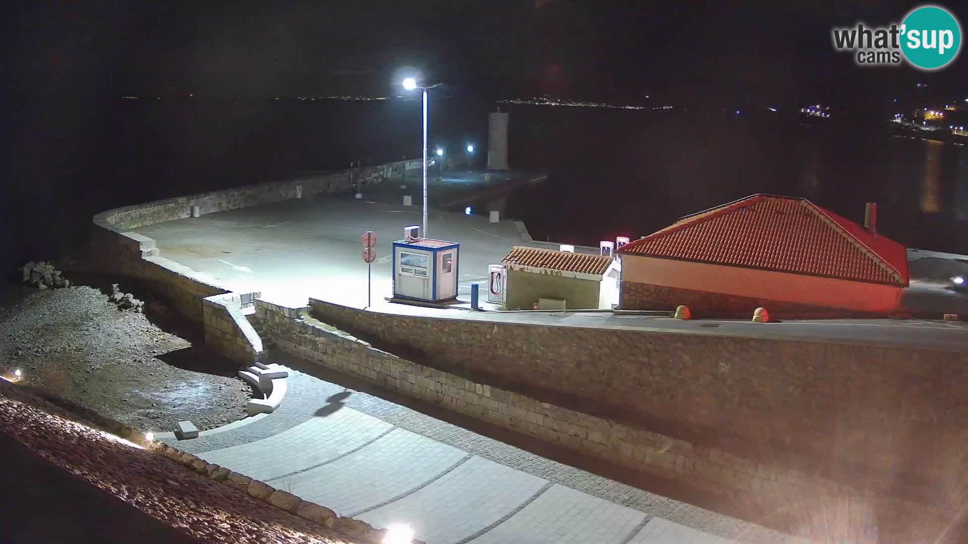 Spletna kamera Senj pristanišče – Pogled na valobran in svetilnik