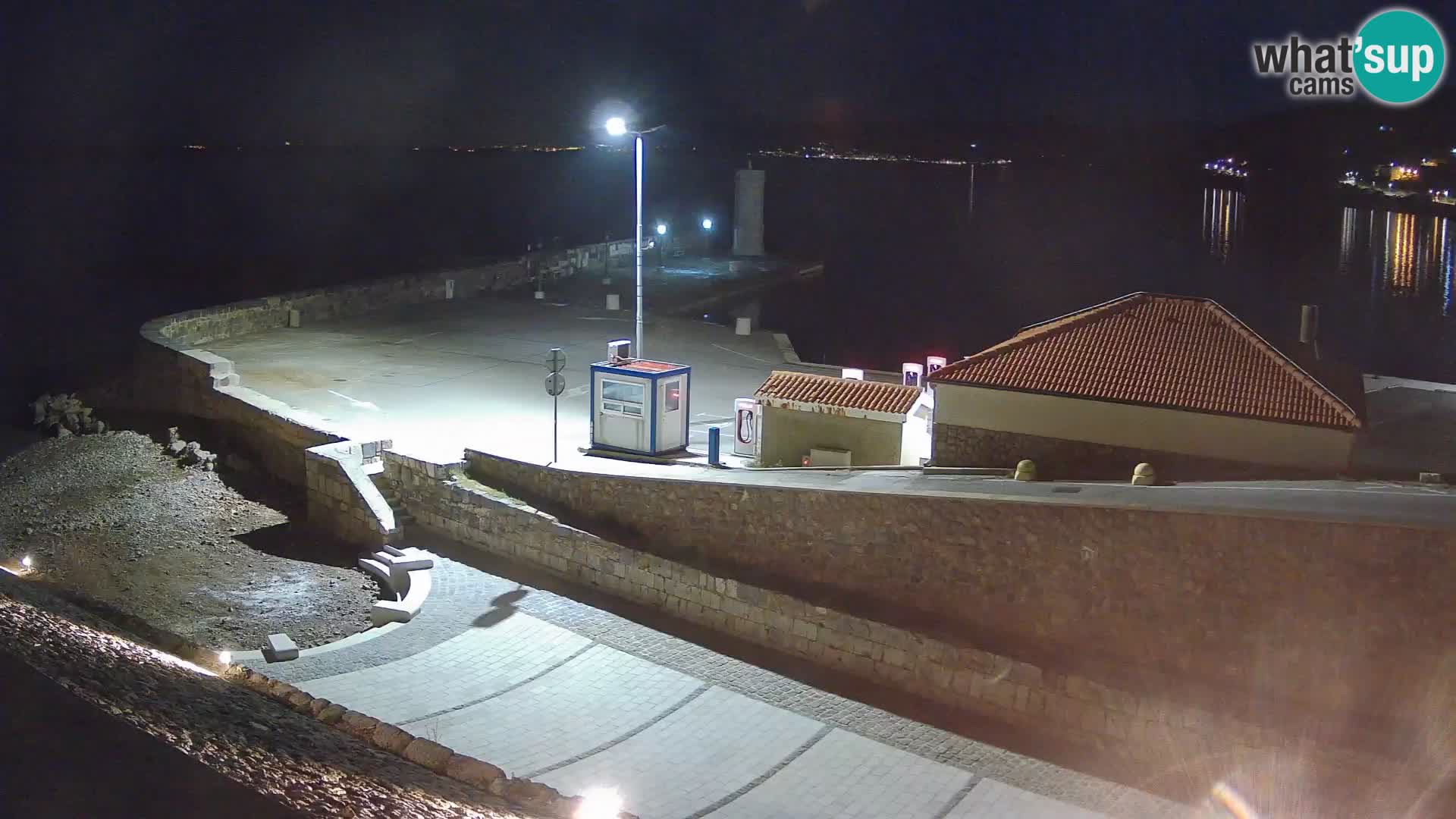 Spletna kamera Senj pristanišče – Pogled na valobran in svetilnik