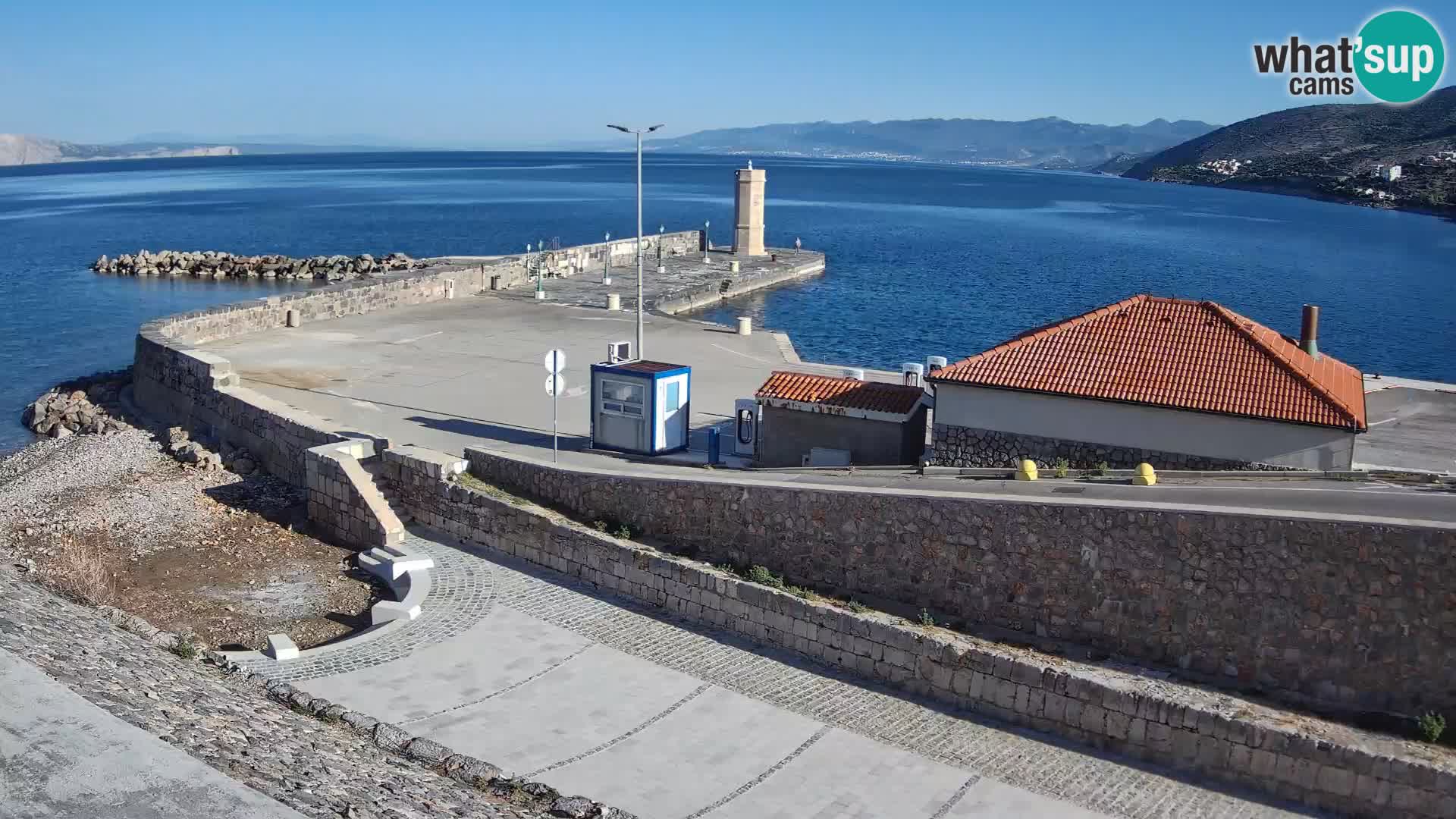 Spletna kamera Senj pristanišče – Pogled na valobran in svetilnik