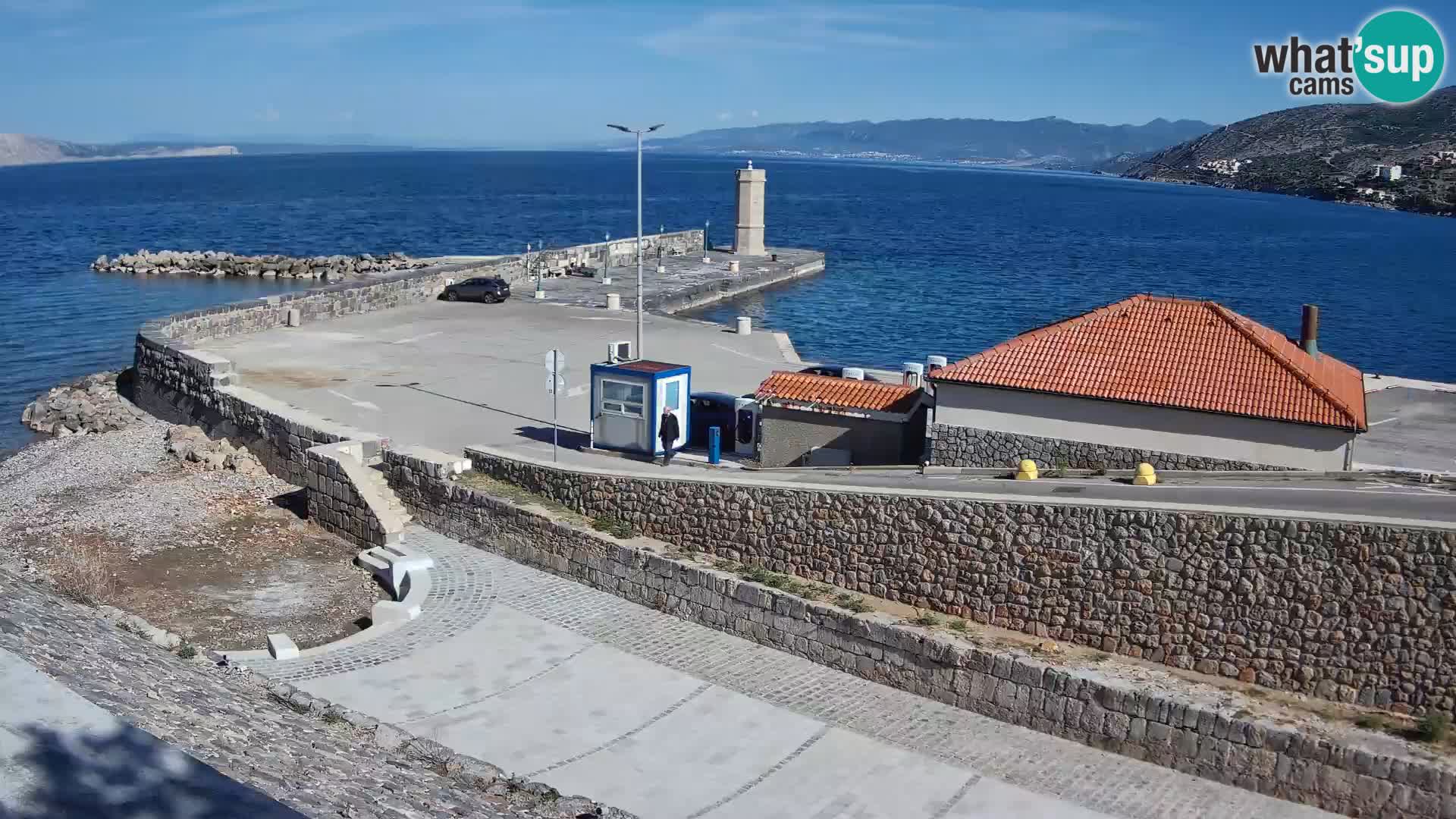 Spletna kamera Senj pristanišče – Pogled na valobran in svetilnik