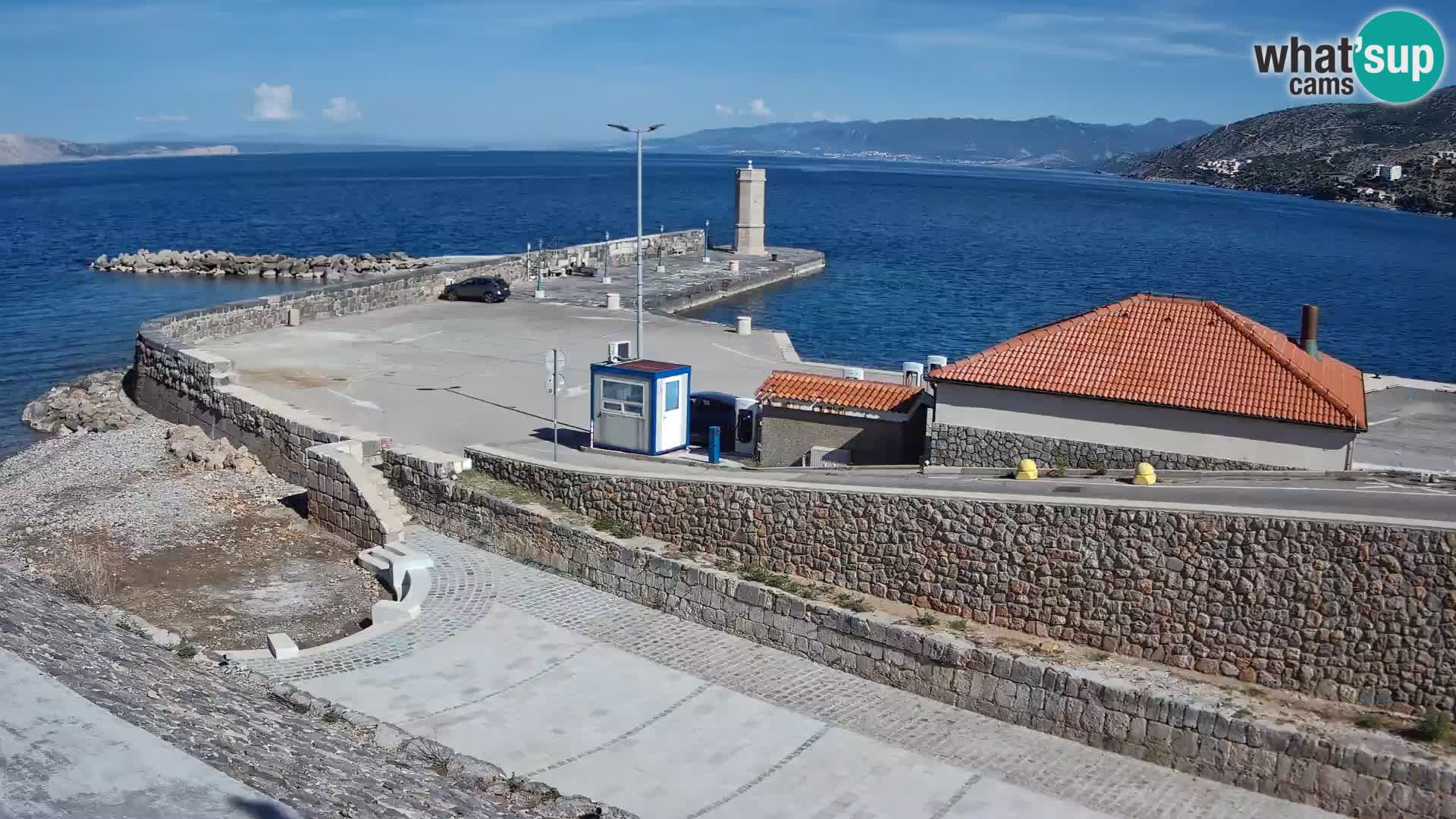Spletna kamera Senj pristanišče – Pogled na valobran in svetilnik
