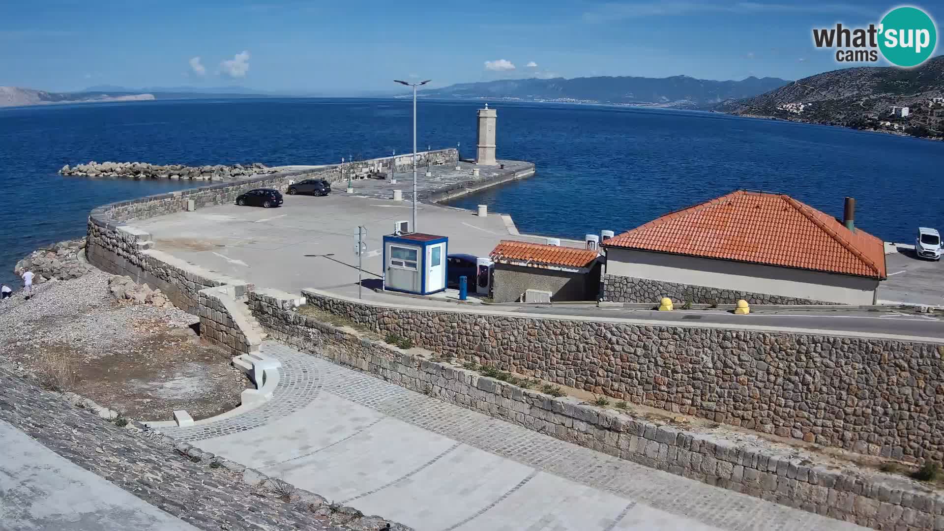 Spletna kamera Senj pristanišče – Pogled na valobran in svetilnik